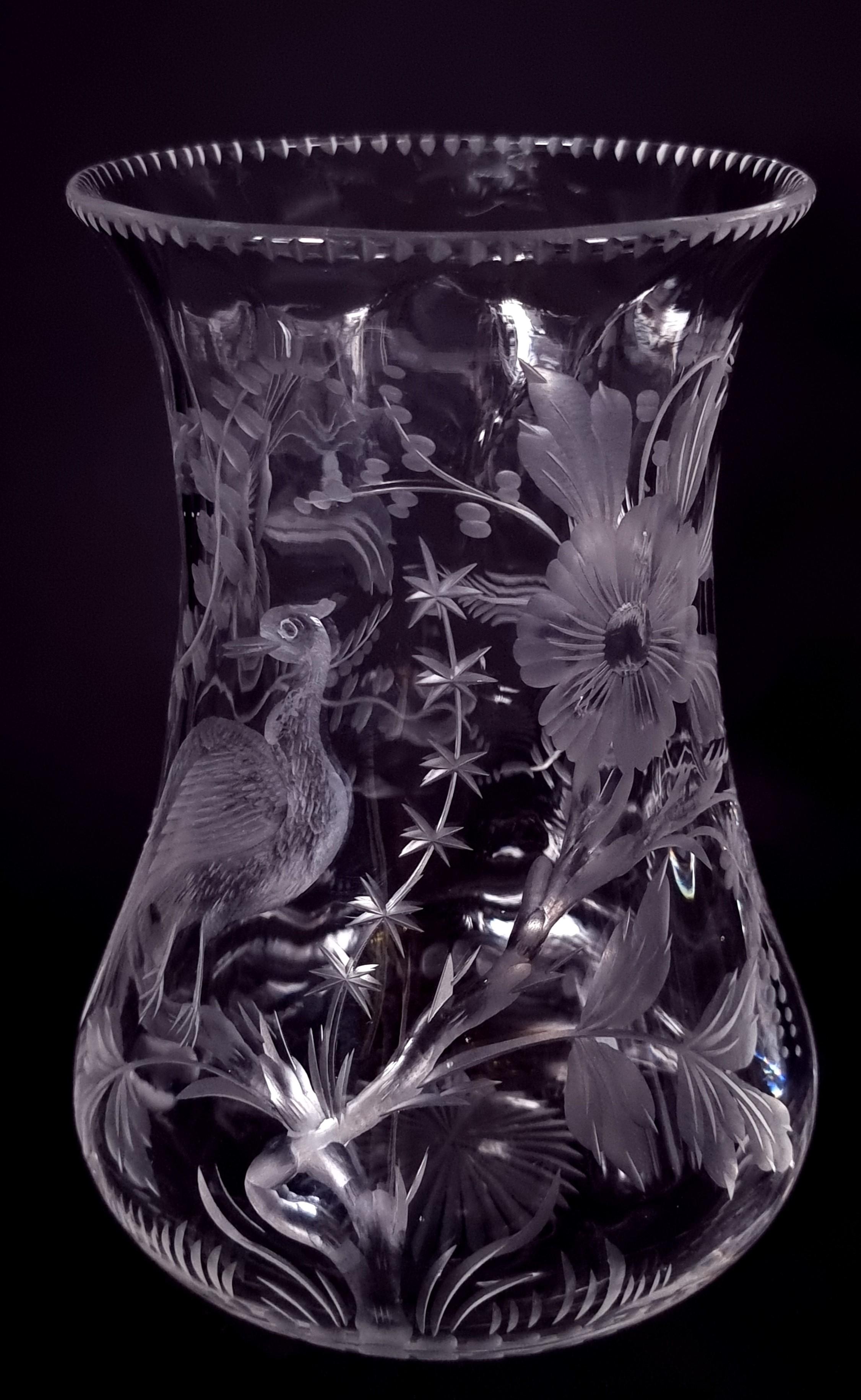 Diese bemerkenswerte spätviktorianische Vase aus mundgeblasenem Glas wurde um 1890 in Stourbridge hergestellt, höchstwahrscheinlich in der Webbs Factory.  Es ist sehr fein mit einem tief eingeschnittenen Muster eines exotischen Vogels mit langem,