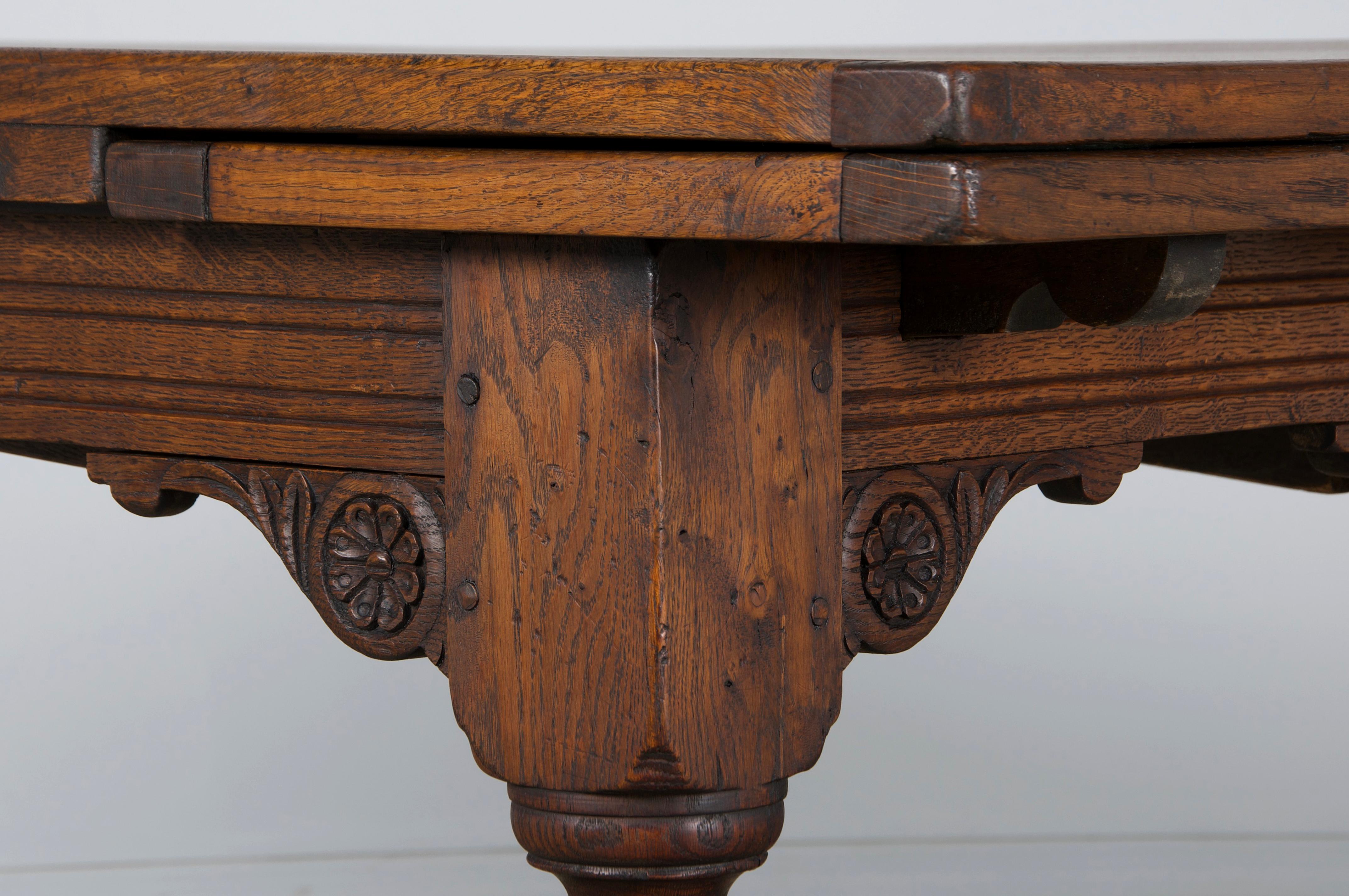 Incantevole tavolo da pranzo inglese dell'inizio del XX secolo, proveniente dalla Provenza, in Francia. Sapientemente realizzato a mano in rovere massiccio, questo tavolo presenta una patina splendidamente invecchiata con profonde e ricche tonalità