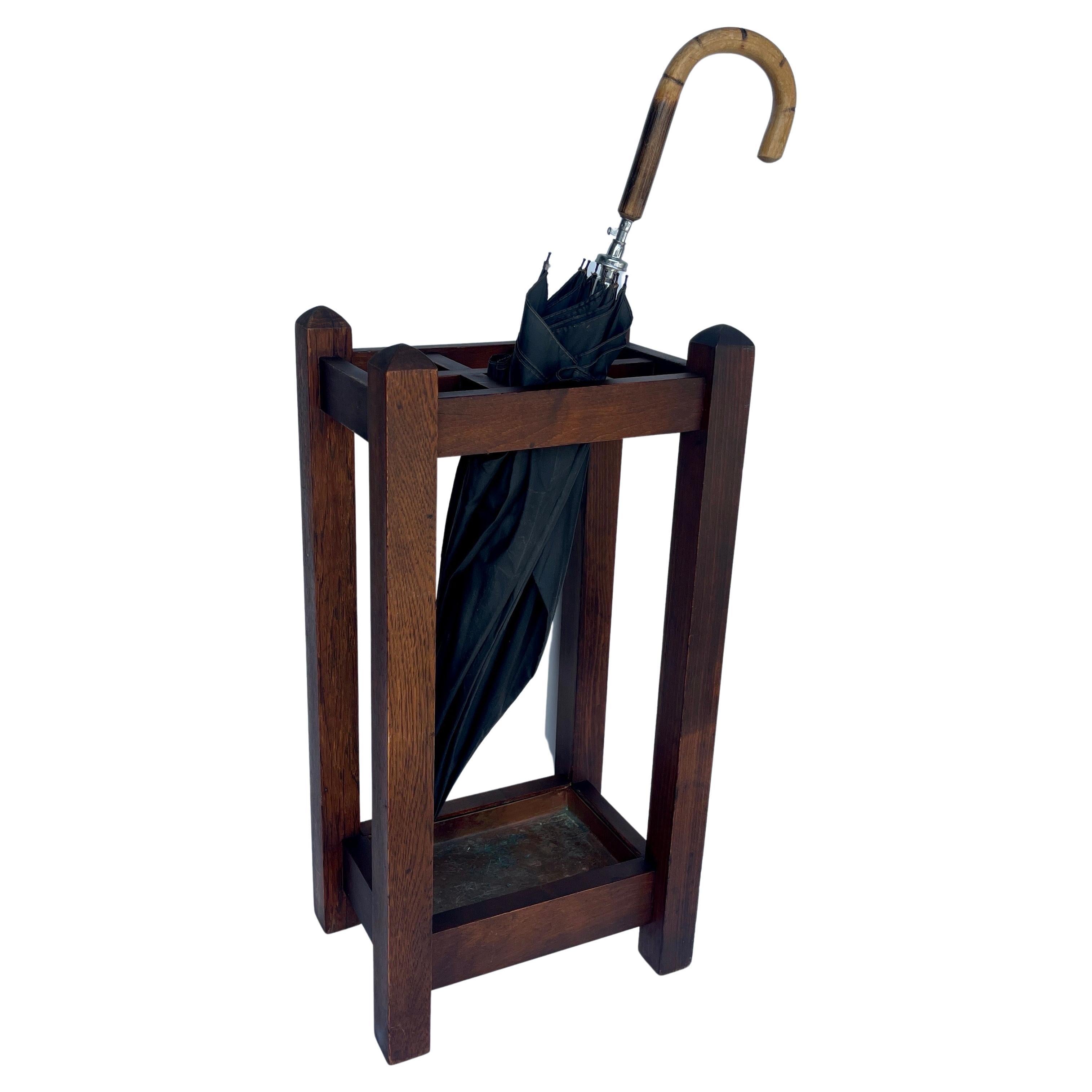 Circa 1880-1920's American Arts and Crafts Oak Umbrella Cane Stand 

Beautiful Arts and Crafts wood umbrella/cane stand with six dividers from the late 1880-1920's. The oak stand features a solid wood base with a copper metal piece at the bottom.