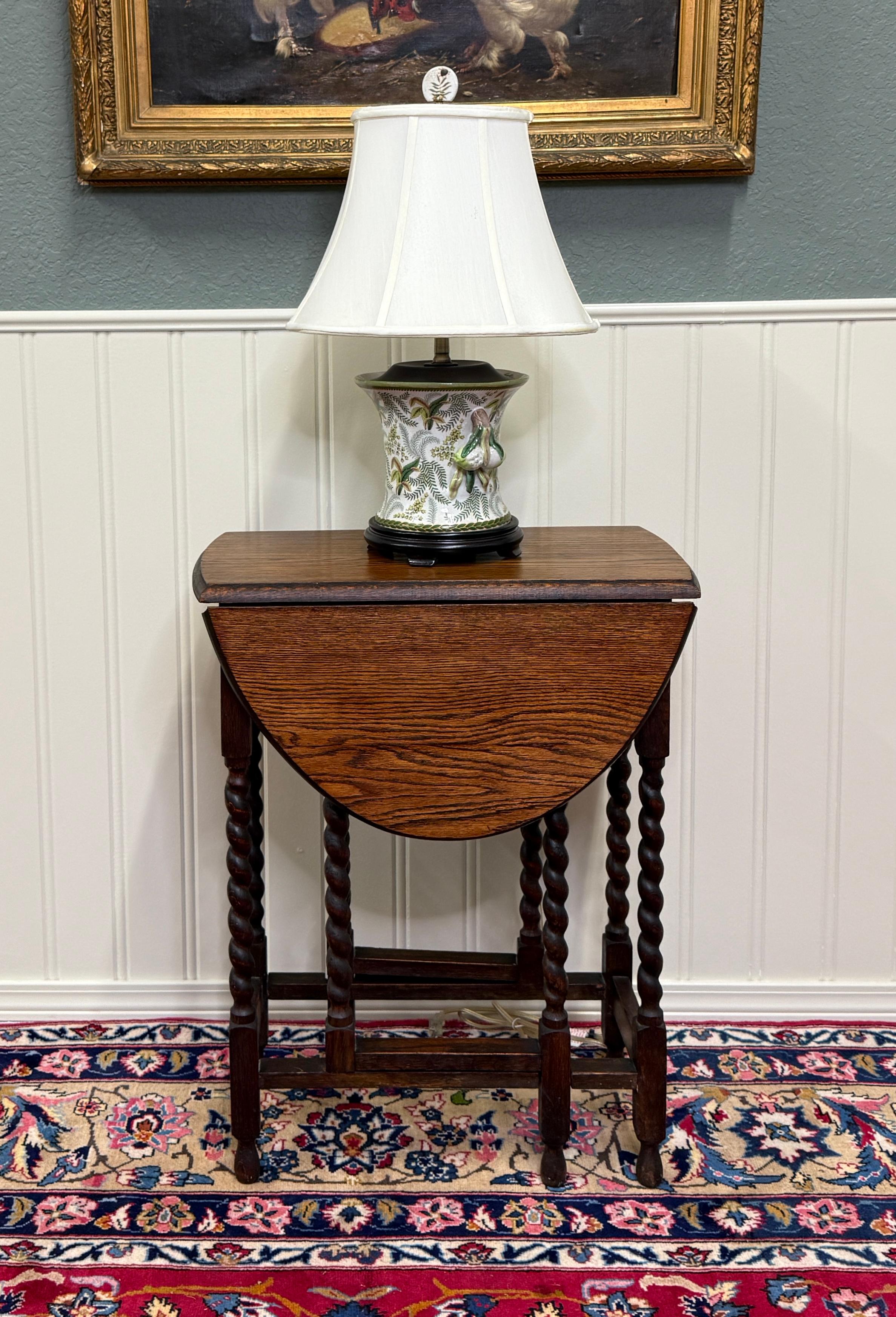 Antique English Table Barley Twist Drop Leaf Gateleg Oak Oval c.1930s In Good Condition In Tyler, TX