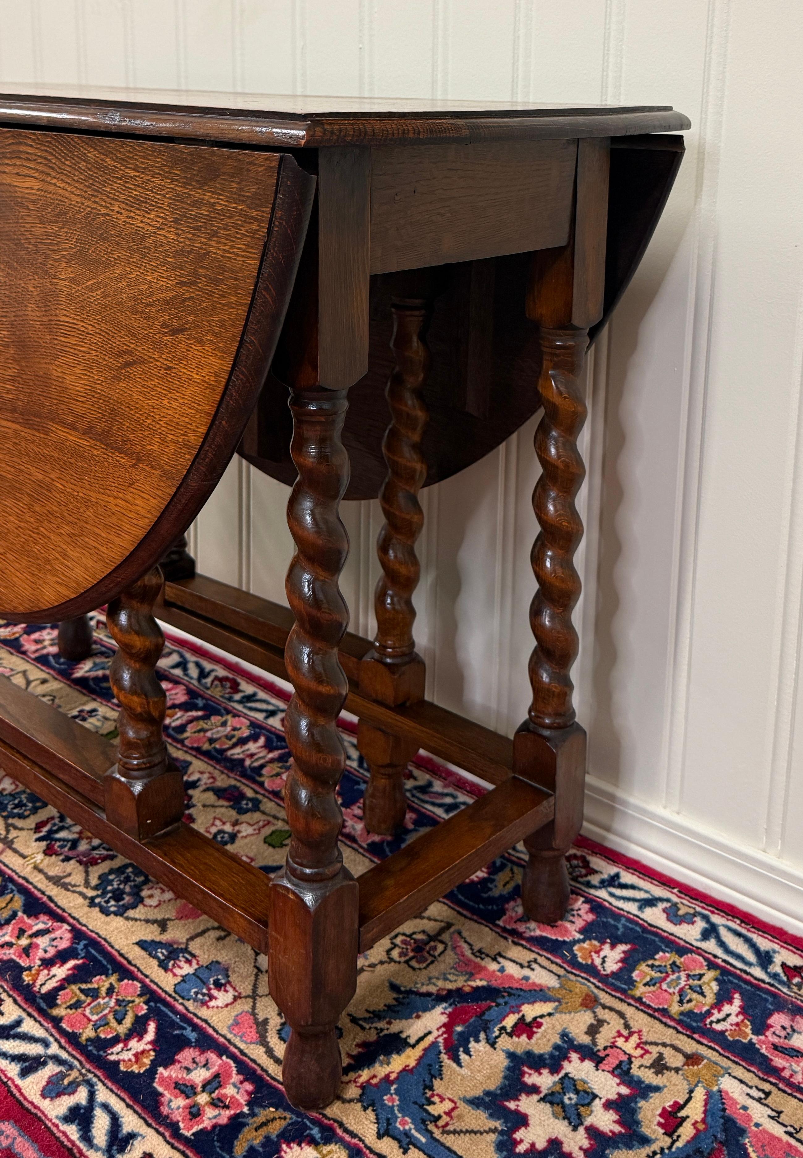Antique English Table Drop Leaf Gateleg Barley Twist Tiger Oak Oval c. 1920-30s For Sale 4
