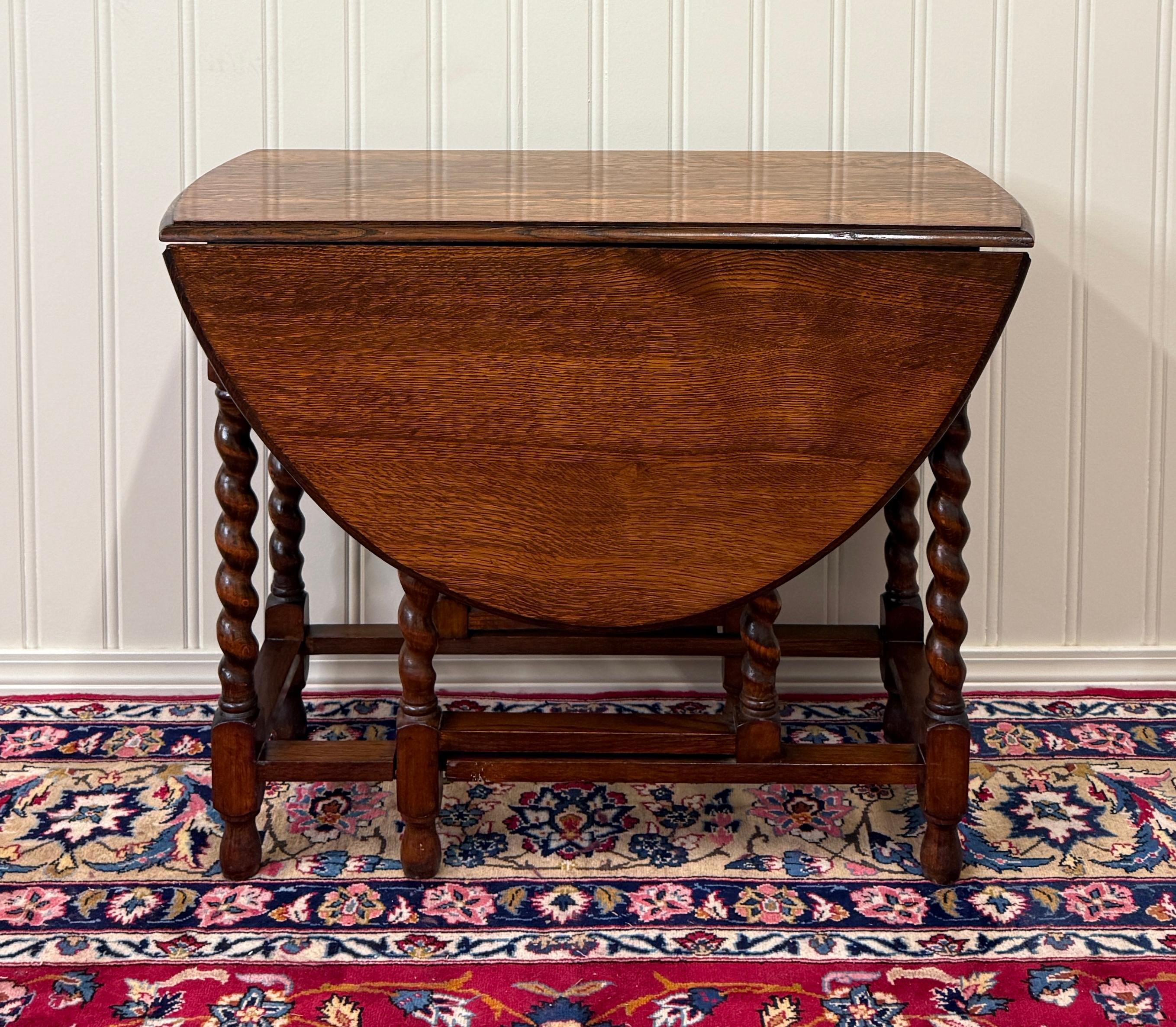 Antique English Table Drop Leaf Gateleg Barley Twist Tiger Oak Oval c. 1920-30s In Good Condition For Sale In Tyler, TX