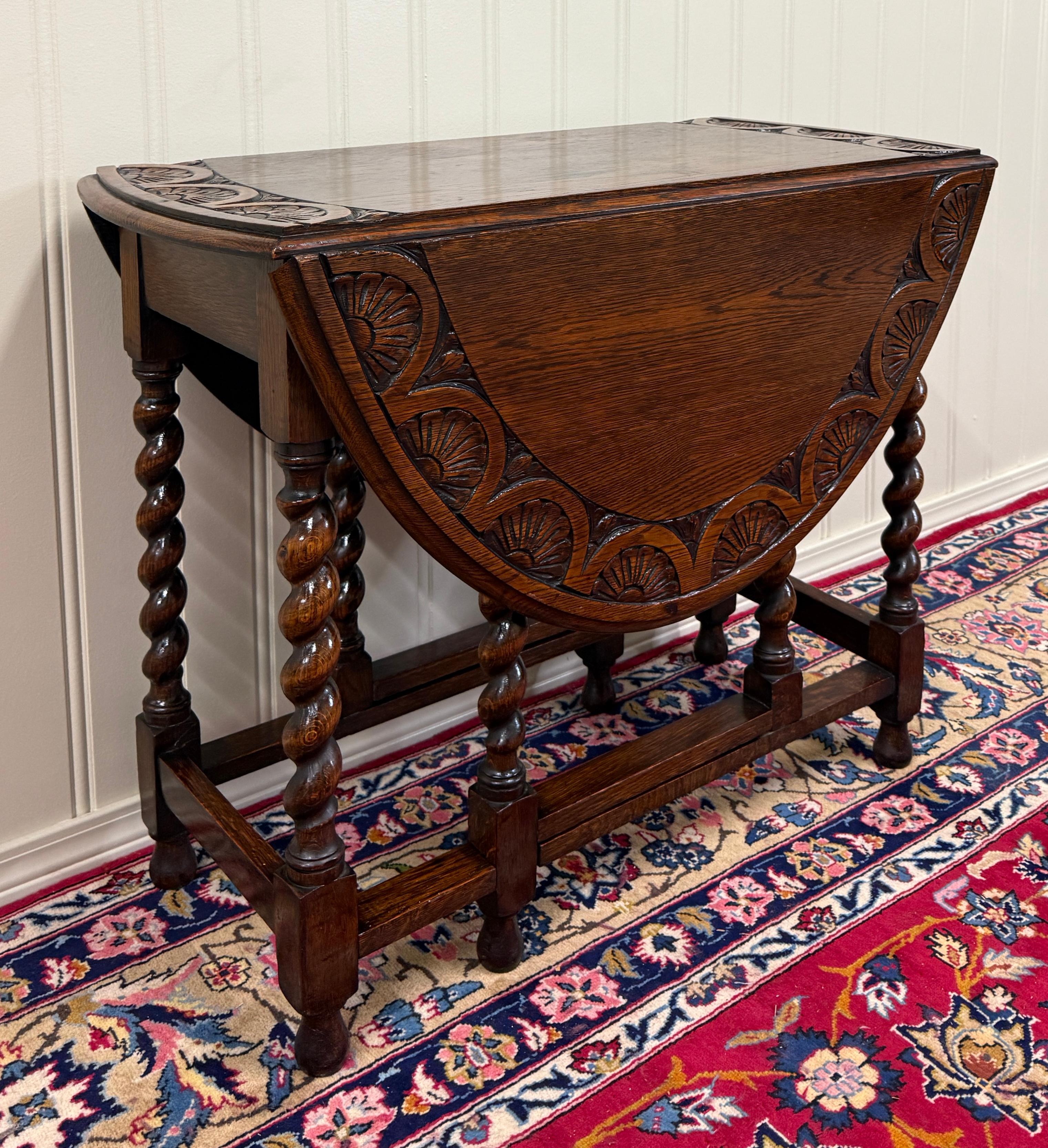 Antique English Table Drop Leaf Gateleg CARVED TOP Barley Twist Oak c. 1920-30s In Good Condition For Sale In Tyler, TX