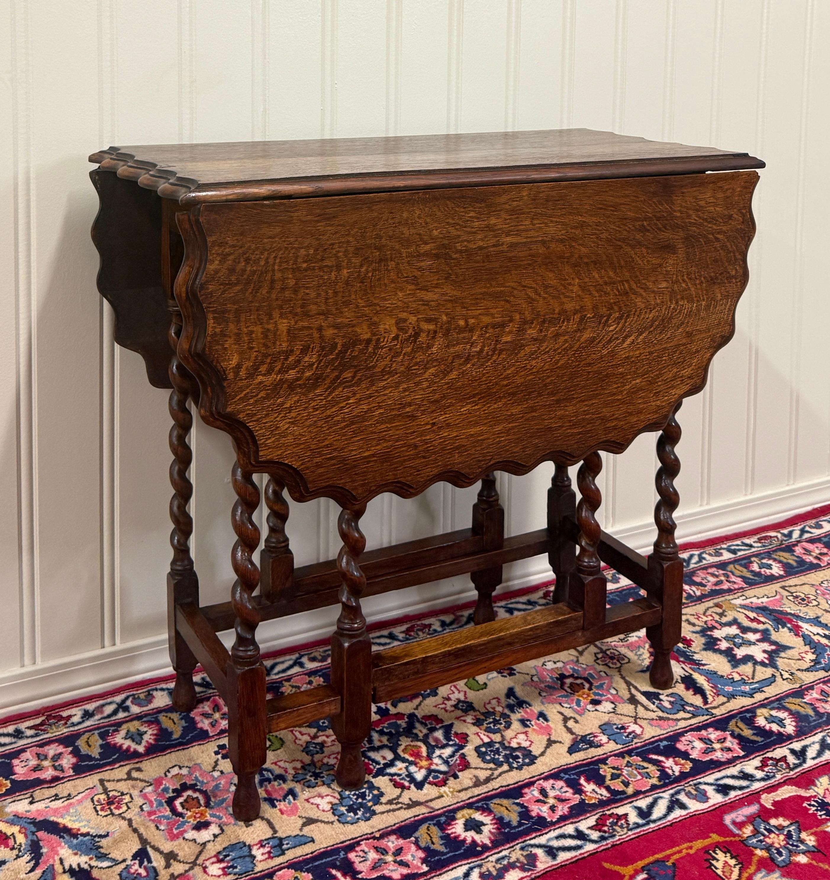 Antique English Table Drop Leaf Gateleg Pie Crust Top Barley Twist Oak c. 1930s In Good Condition For Sale In Tyler, TX
