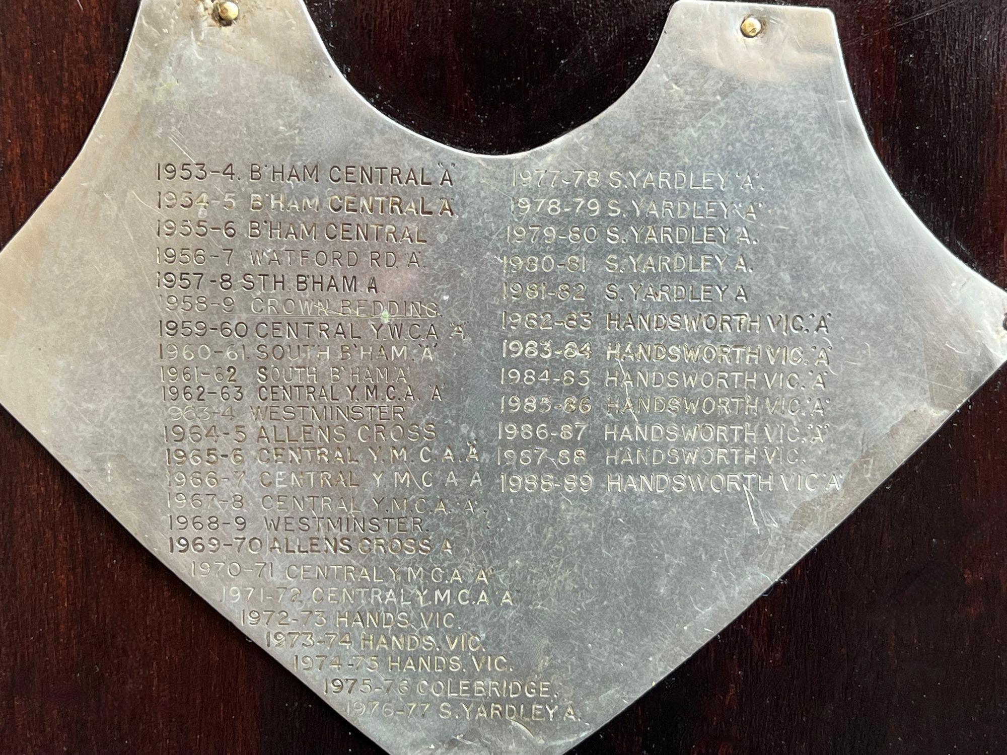 Plaque de trophée de tennis anglaise ancienne en métal argenté avec bouclier en forme de plaque, vers 1939 en vente 7