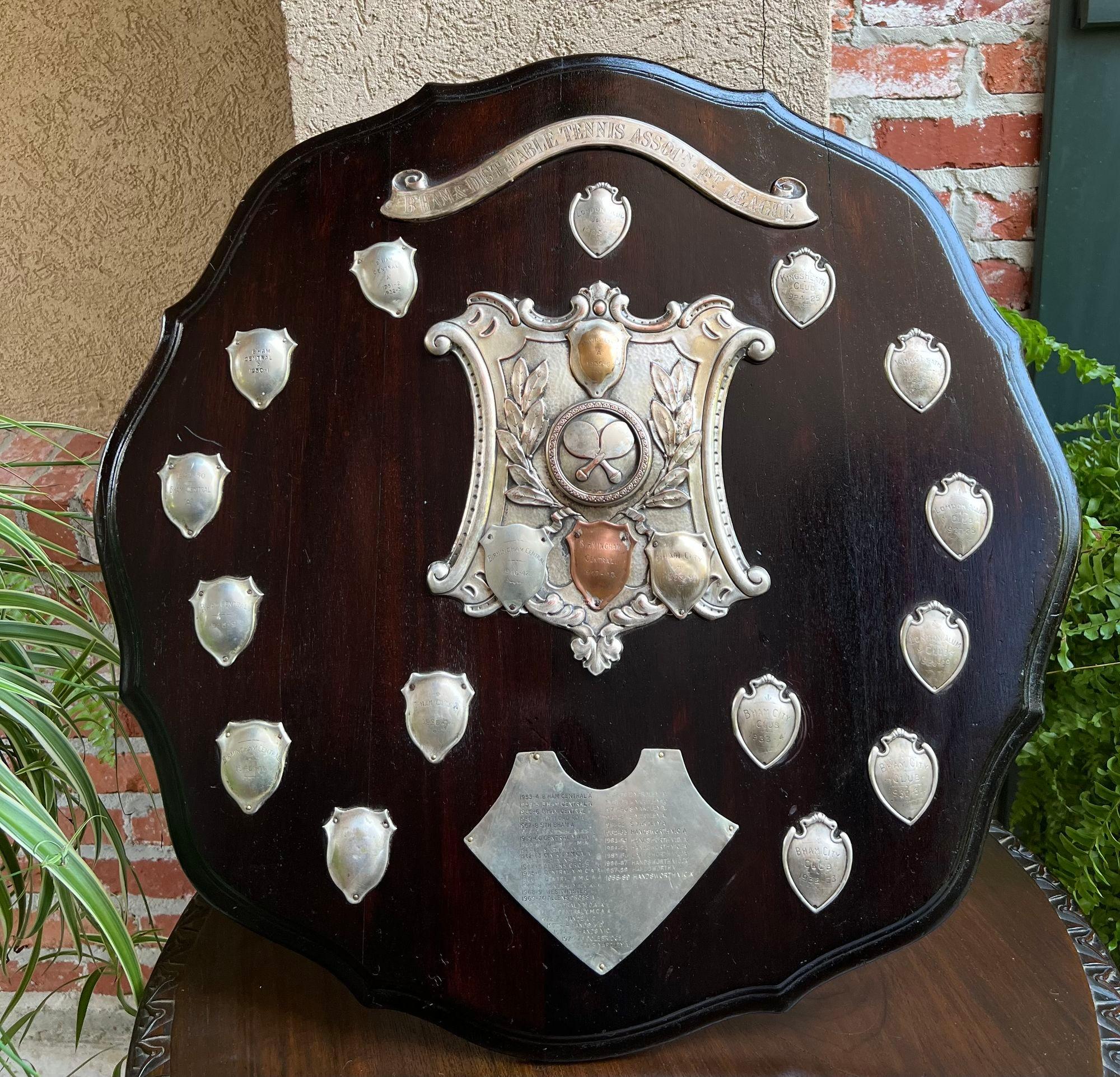Plaque de trophée de tennis anglaise ancienne en métal argenté avec bouclier en forme de plaque, vers 1939 en vente 8