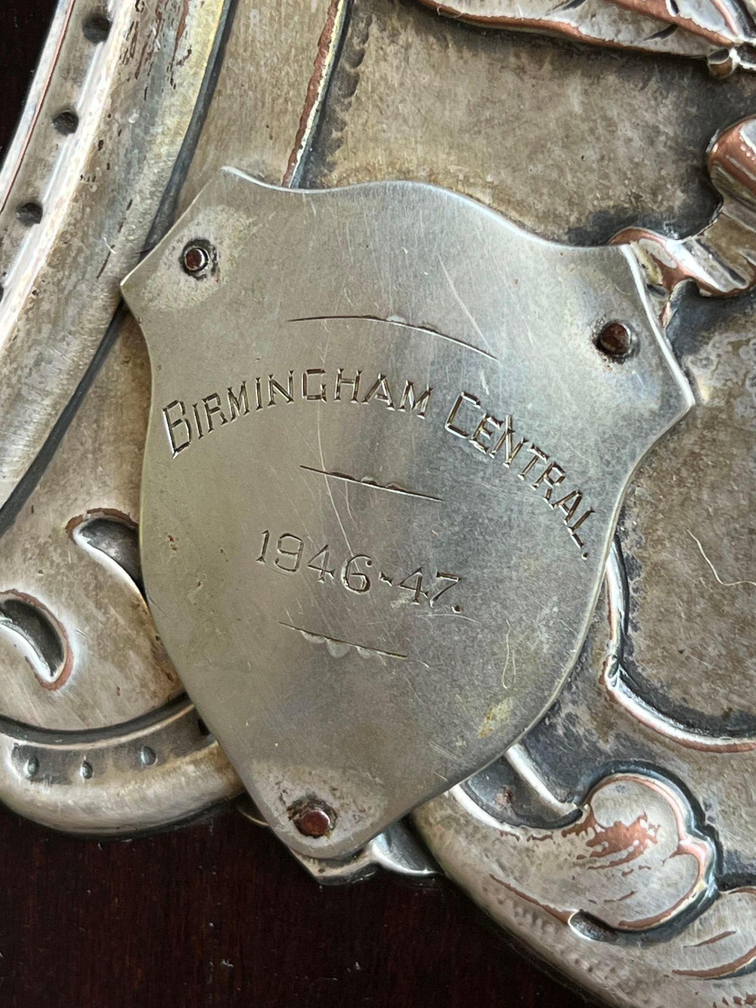 Plaque de trophée de tennis anglaise ancienne en métal argenté avec bouclier en forme de plaque, vers 1939 en vente 9