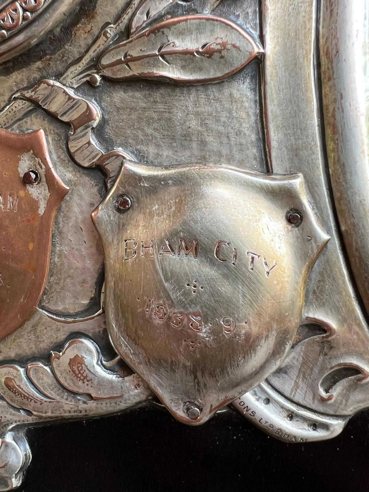 Plaque de trophée de tennis anglaise ancienne en métal argenté avec bouclier en forme de plaque, vers 1939 en vente 10