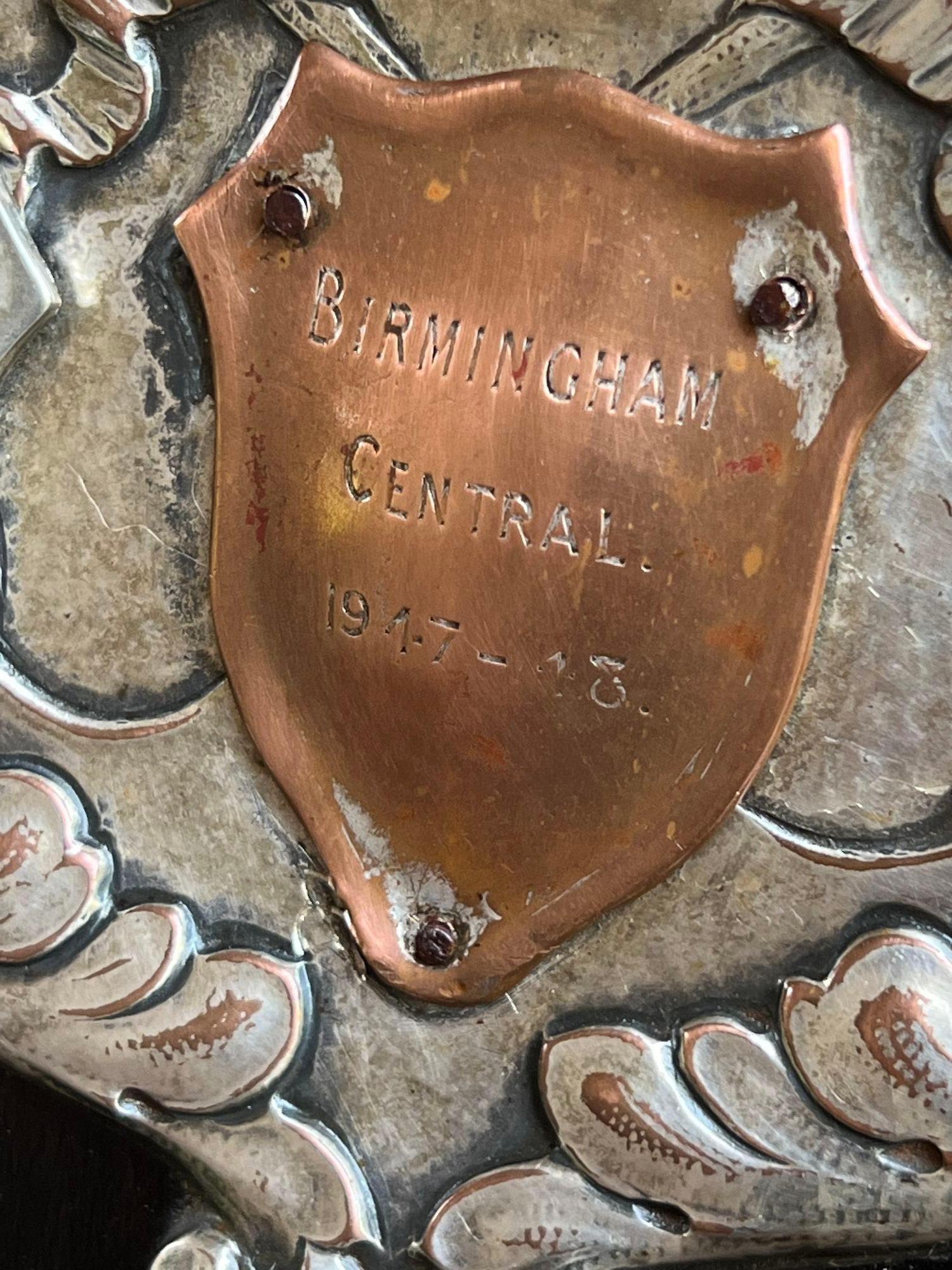 Plaque de trophée de tennis anglaise ancienne en métal argenté avec bouclier en forme de plaque, vers 1939 en vente 11