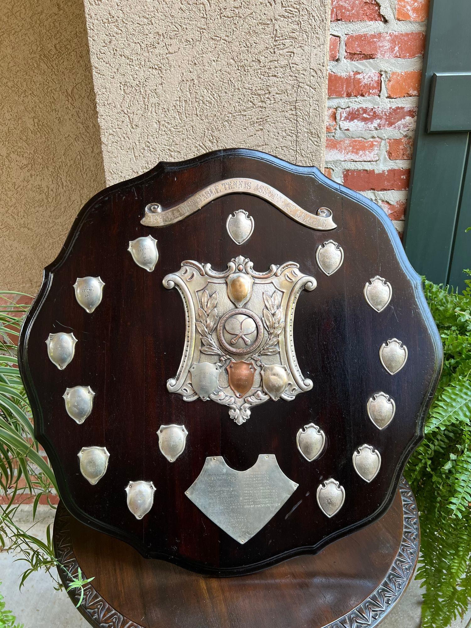 Autre Plaque de trophée de tennis anglaise ancienne en métal argenté avec bouclier en forme de plaque, vers 1939 en vente