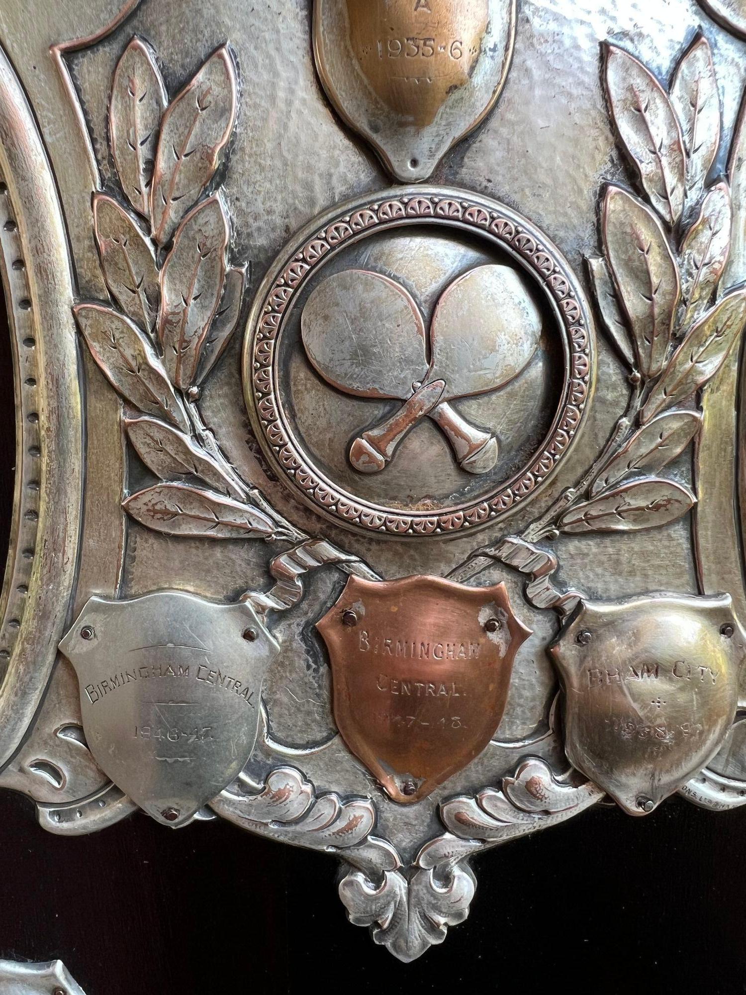 Plaque de trophée de tennis anglaise ancienne en métal argenté avec bouclier en forme de plaque, vers 1939 Bon état - En vente à Shreveport, LA