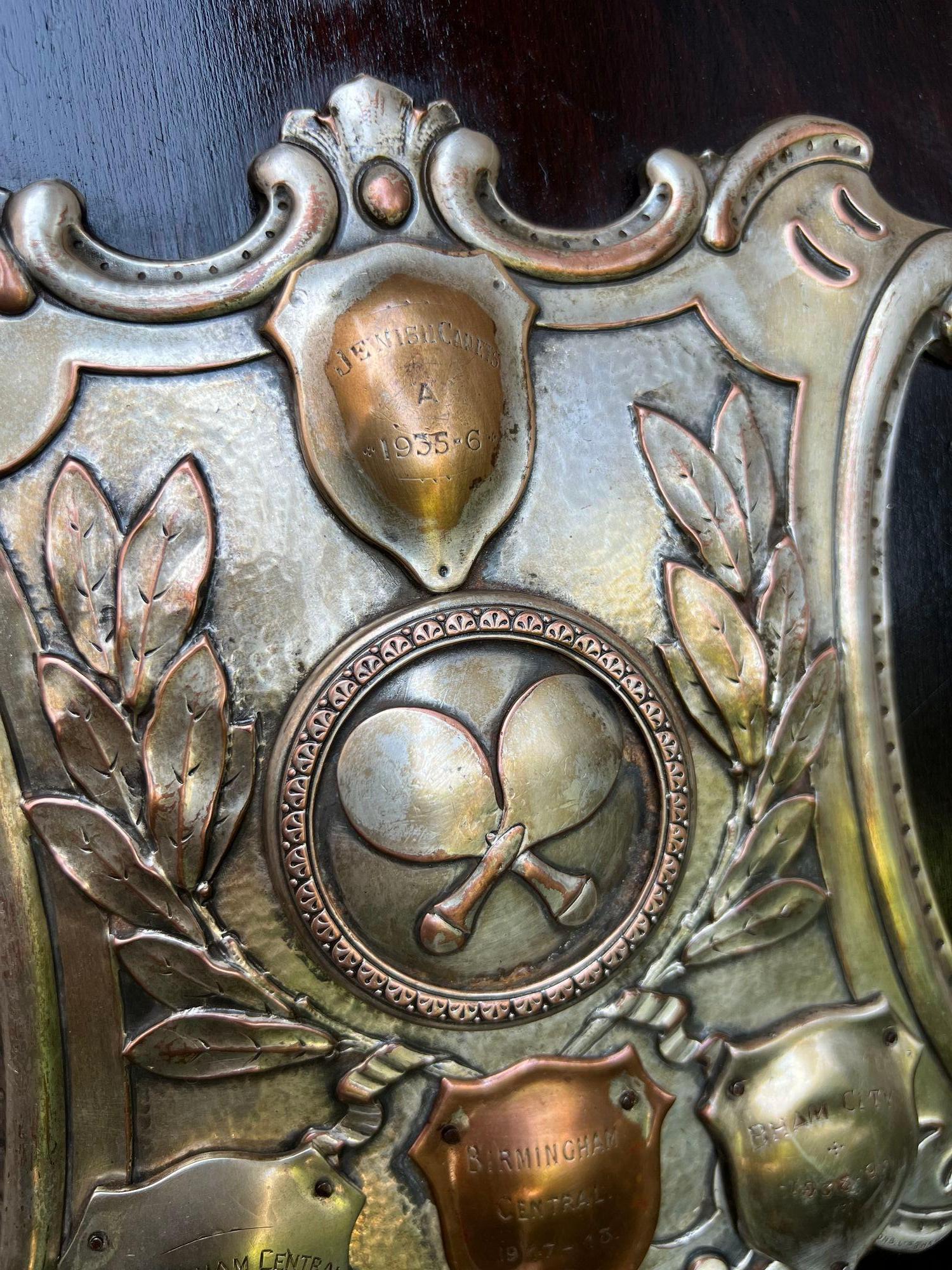 Milieu du XXe siècle Plaque de trophée de tennis anglaise ancienne en métal argenté avec bouclier en forme de plaque, vers 1939 en vente
