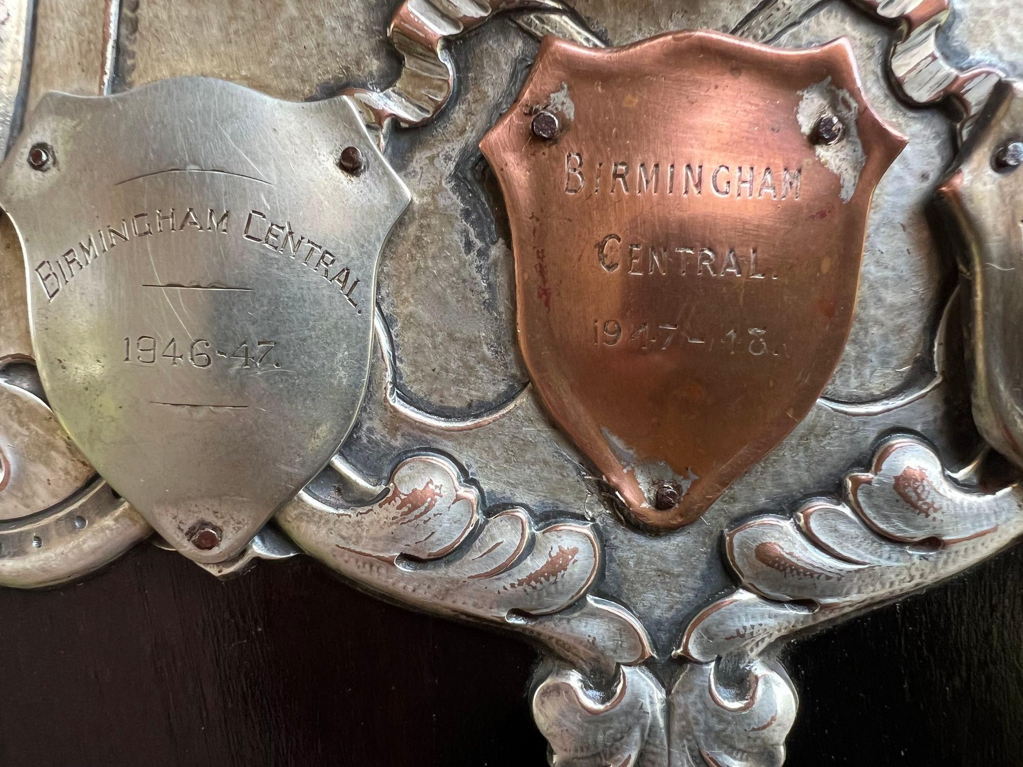 Plaqué argent Plaque de trophée de tennis anglaise ancienne en métal argenté avec bouclier en forme de plaque, vers 1939 en vente