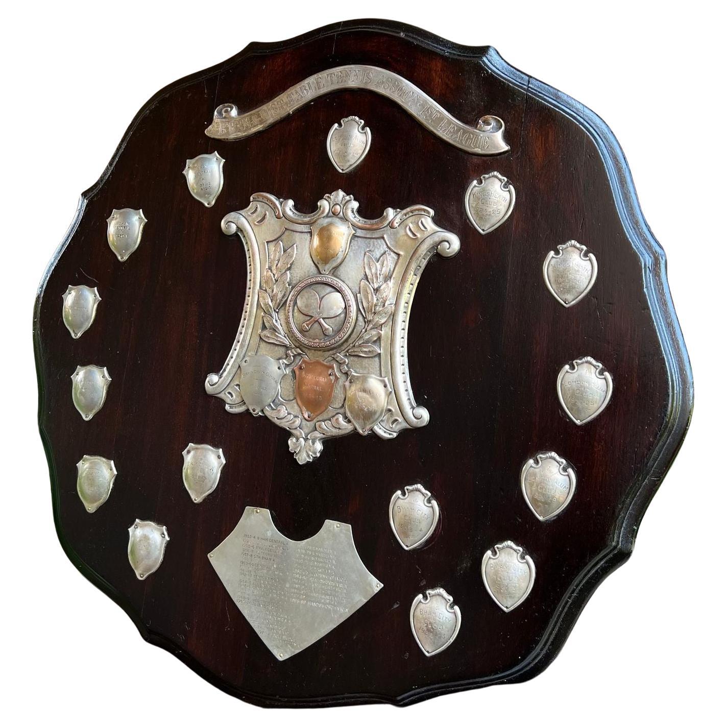 Plaque de trophée de tennis anglaise ancienne en métal argenté avec bouclier en forme de plaque, vers 1939 en vente