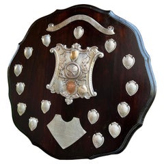 Plaque de trophée de tennis anglaise ancienne en métal argenté avec bouclier en forme de plaque, vers 1939