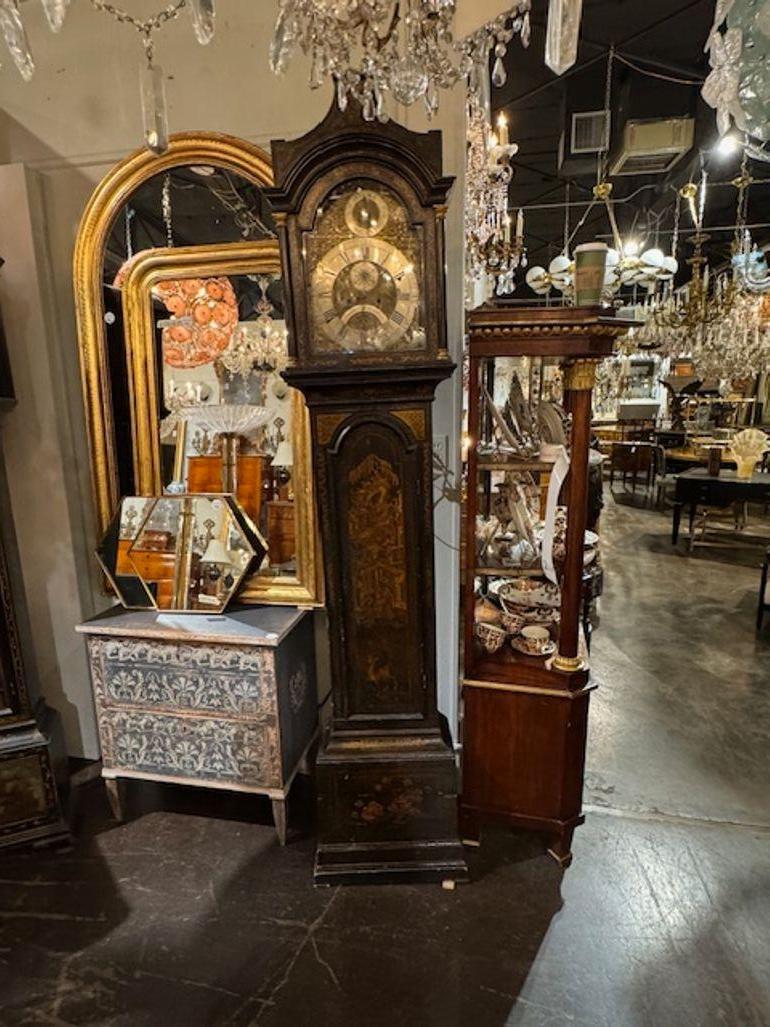 Belle horloge anglaise ancienne à boîtier haut avec un design Chinoiserie. Une belle pièce avec des détails ébonisés et dorés. Joli !!! Vers 1840.
19w x 9d x 93h