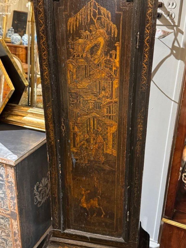Chinoiseries Horloge anglaise ancienne à grand boîtier avec motif chinoiserie en vente