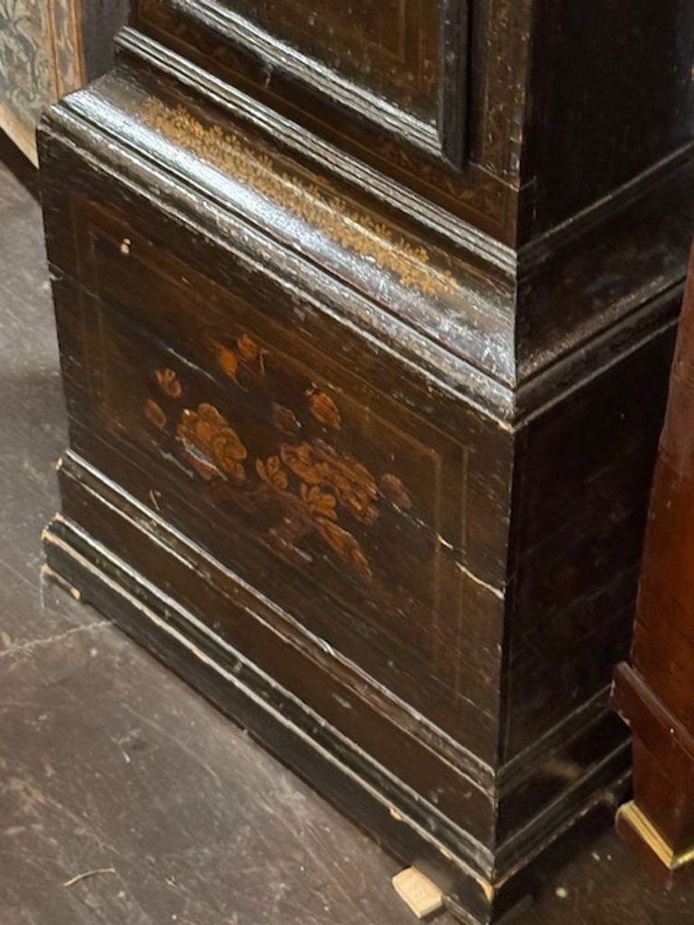 Horloge anglaise ancienne à grand boîtier avec motif chinoiserie Bon état - En vente à Dallas, TX