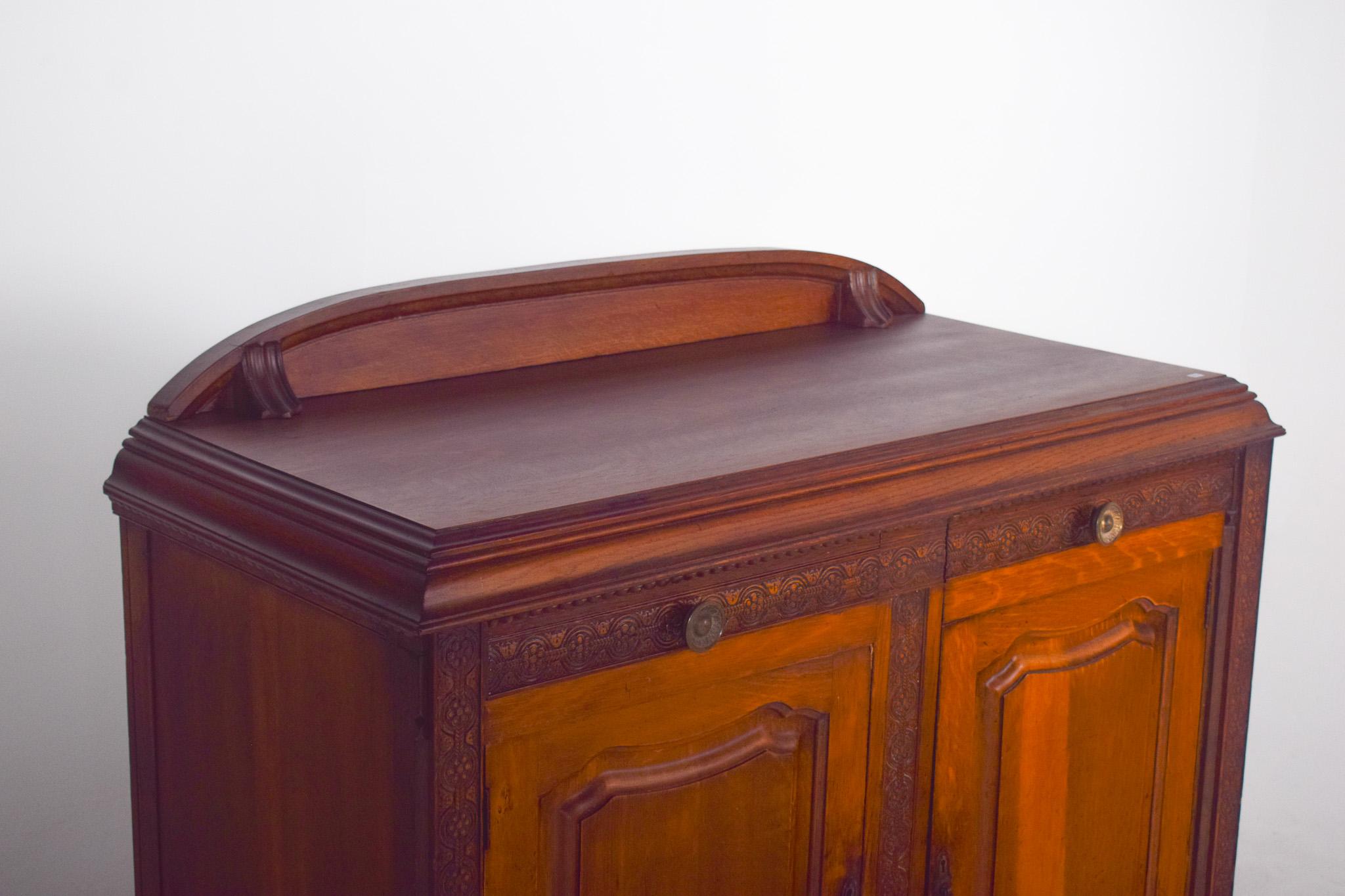 XX secolo Antica credenza alta inglese in Oak con una piccola elevazione in vendita