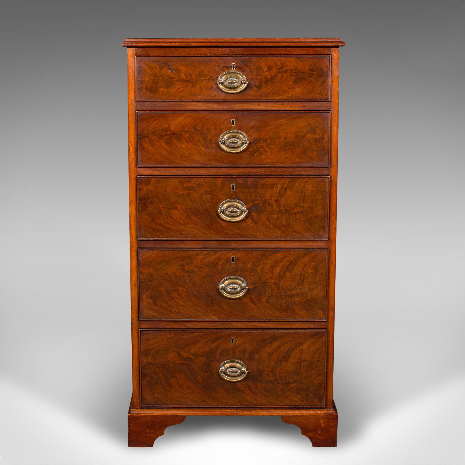 Si tratta di un'antica credenza a 5 cassetti. Cassettiera inglese in noce e mogano a fiamma, risalente al periodo vittoriano, circa 1850.

Squisito artigianato vittoriano - Un ottimo esempio di mobile inglese della metà del XIX secolo, che offre al
