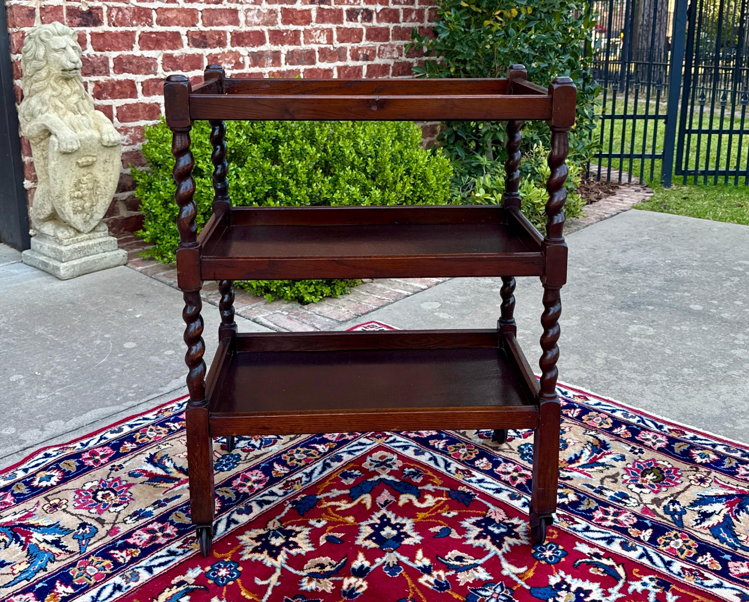 CHARME Ancienne table d'appoint en chêne foncé Barley Twist à 3 étages pour thé/pâtisserie, chariot ou table d'appoint~~c. 1930s
 
Taille polyvalente~~31,5