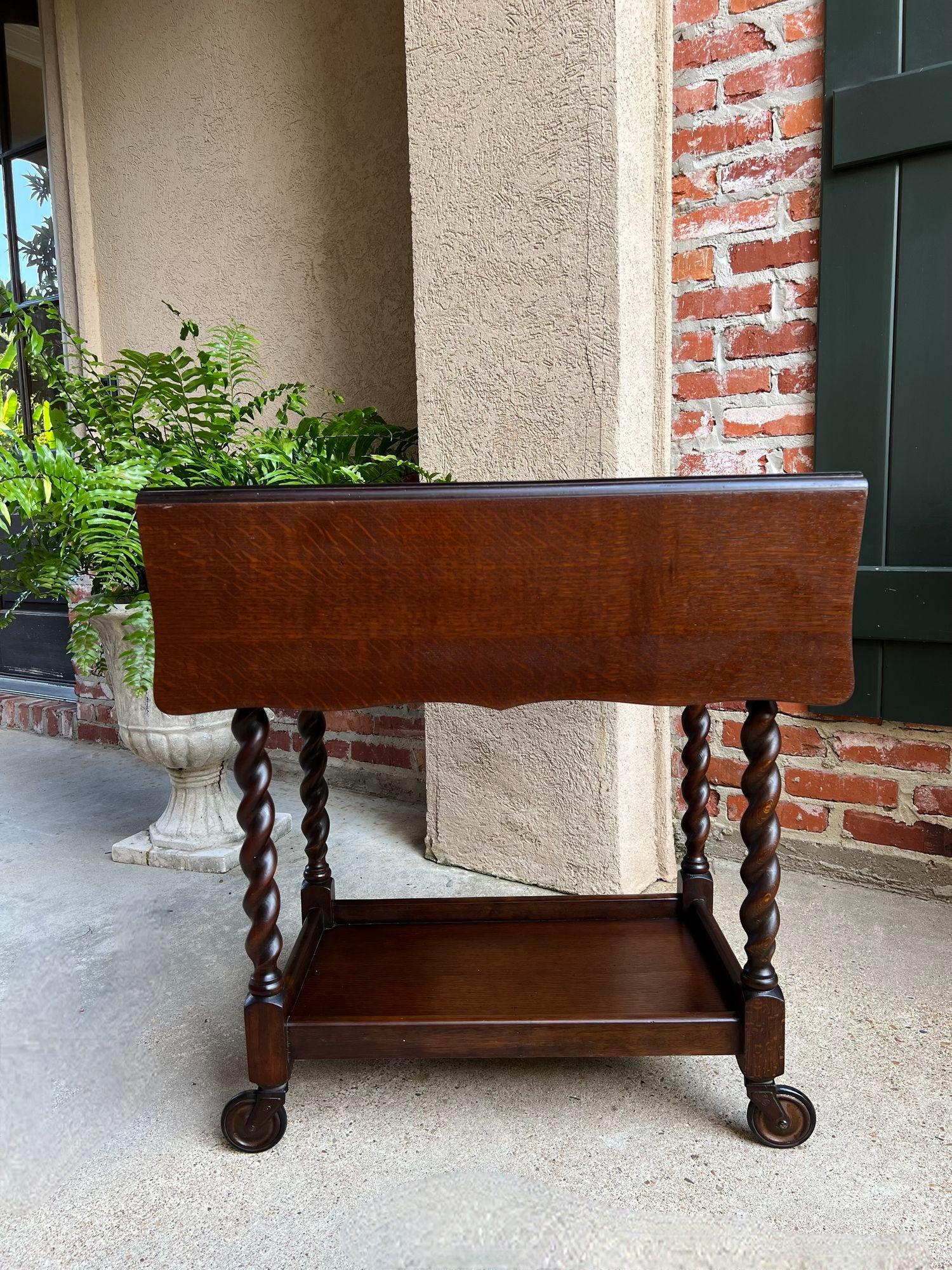 Chariot à thé anglais ancien Chariot à boissons Barley Twist Dumbwaiter Drop Leaf Table.

En provenance directe d'Angleterre, un magnifique chariot à thé ancien en chêne anglais ou chariot de service 