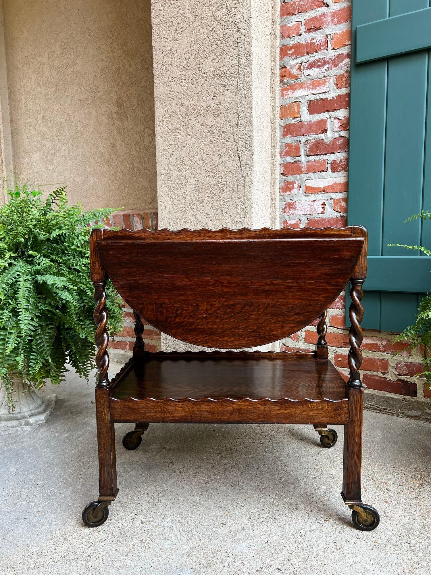 Chariot à thé anglais ancien Chariot à boissons Barley Twist Dumbwaiter Drop Leaf Table.
En provenance directe d'Angleterre, un magnifique chariot à thé ancien en chêne anglais ou chariot de service 