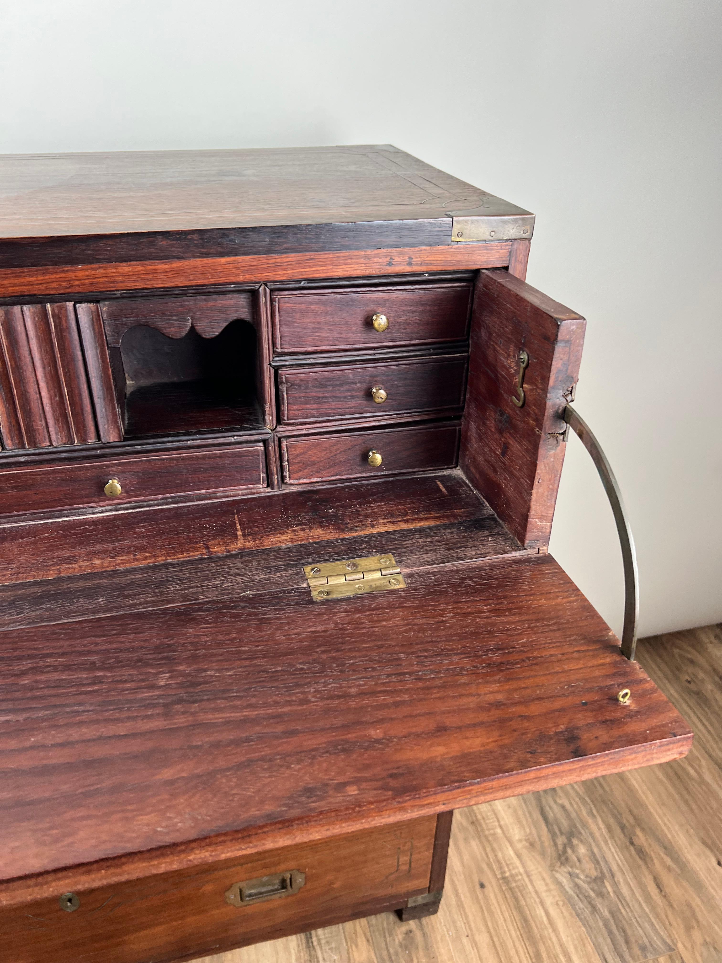 Antico segretario di Campaigner inglese in teak con intarsi in ottone  c. Metà del XIX secolo in vendita 3