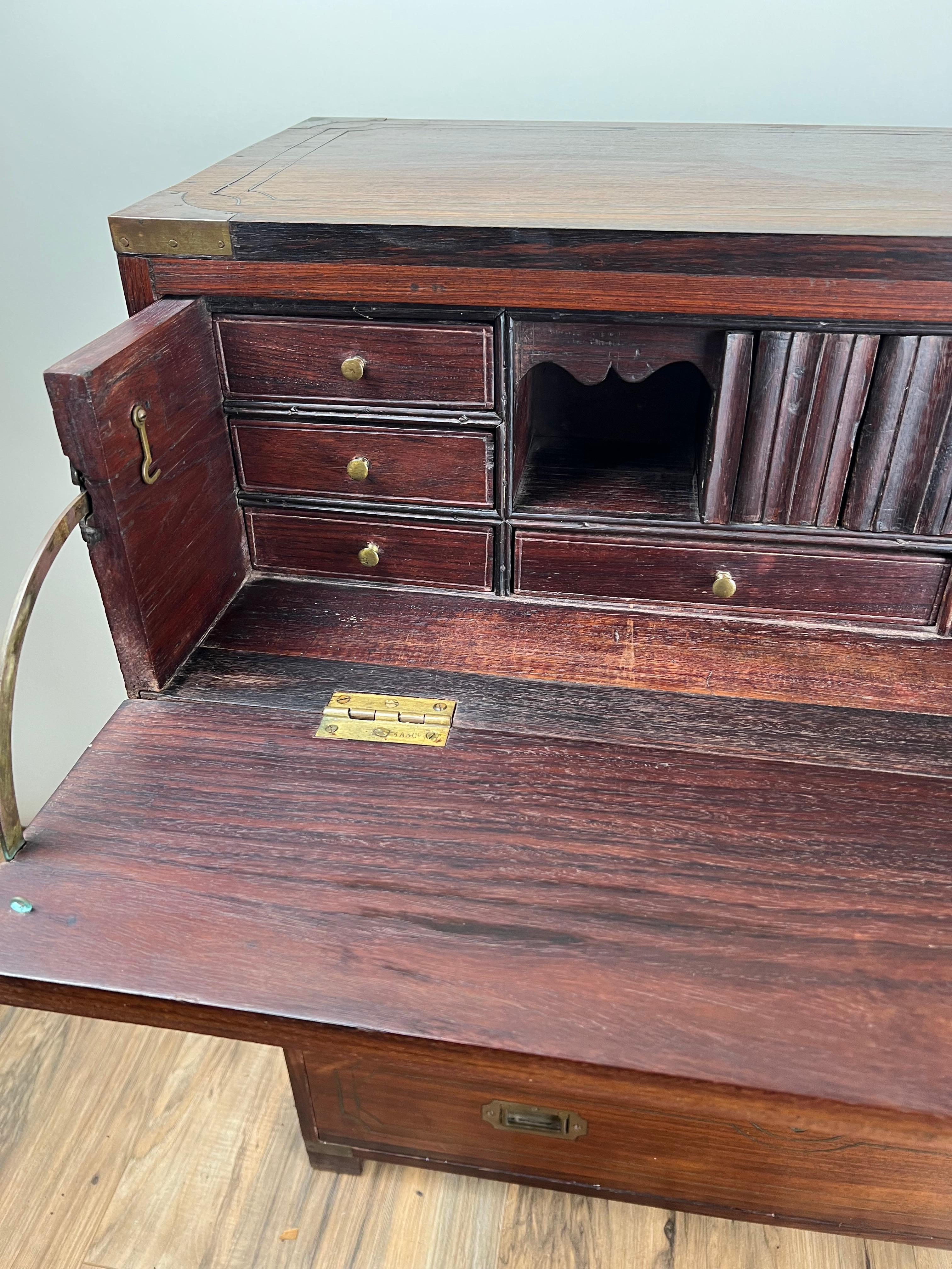 Antico segretario di Campaigner inglese in teak con intarsi in ottone  c. Metà del XIX secolo in vendita 4