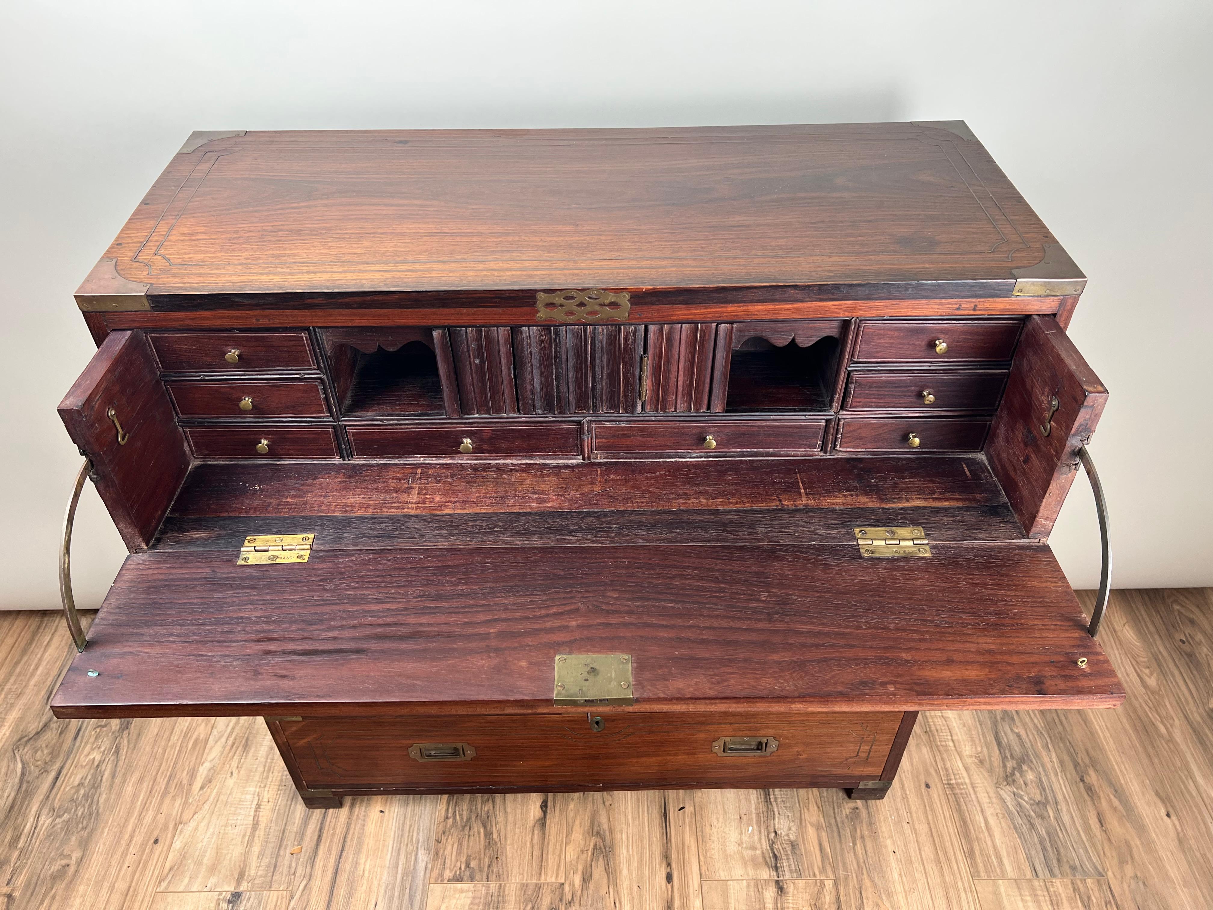 Antico segretario di Campaigner inglese in teak con intarsi in ottone  c. Metà del XIX secolo in vendita 6