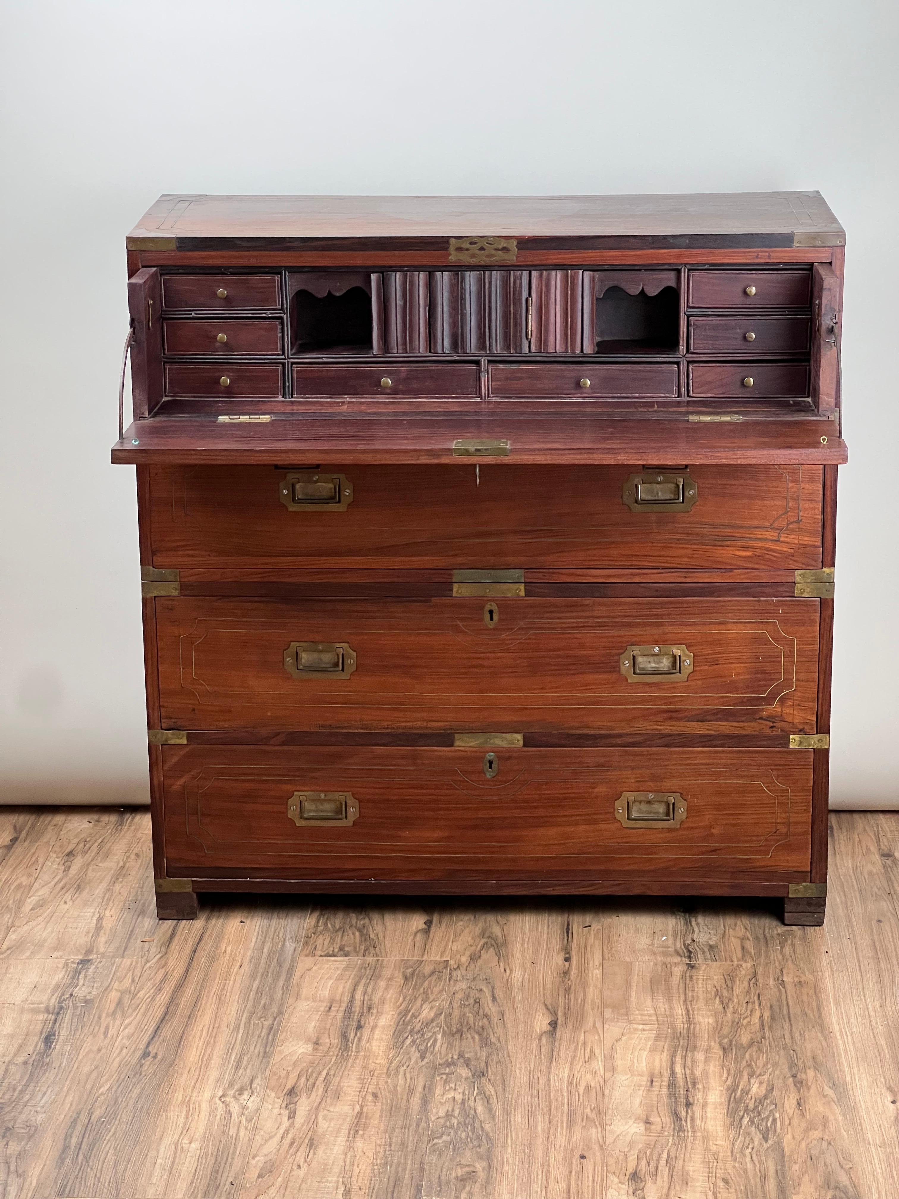 Antico segretario di Campaigner inglese in teak con intarsi in ottone  c. Metà del XIX secolo in vendita 7