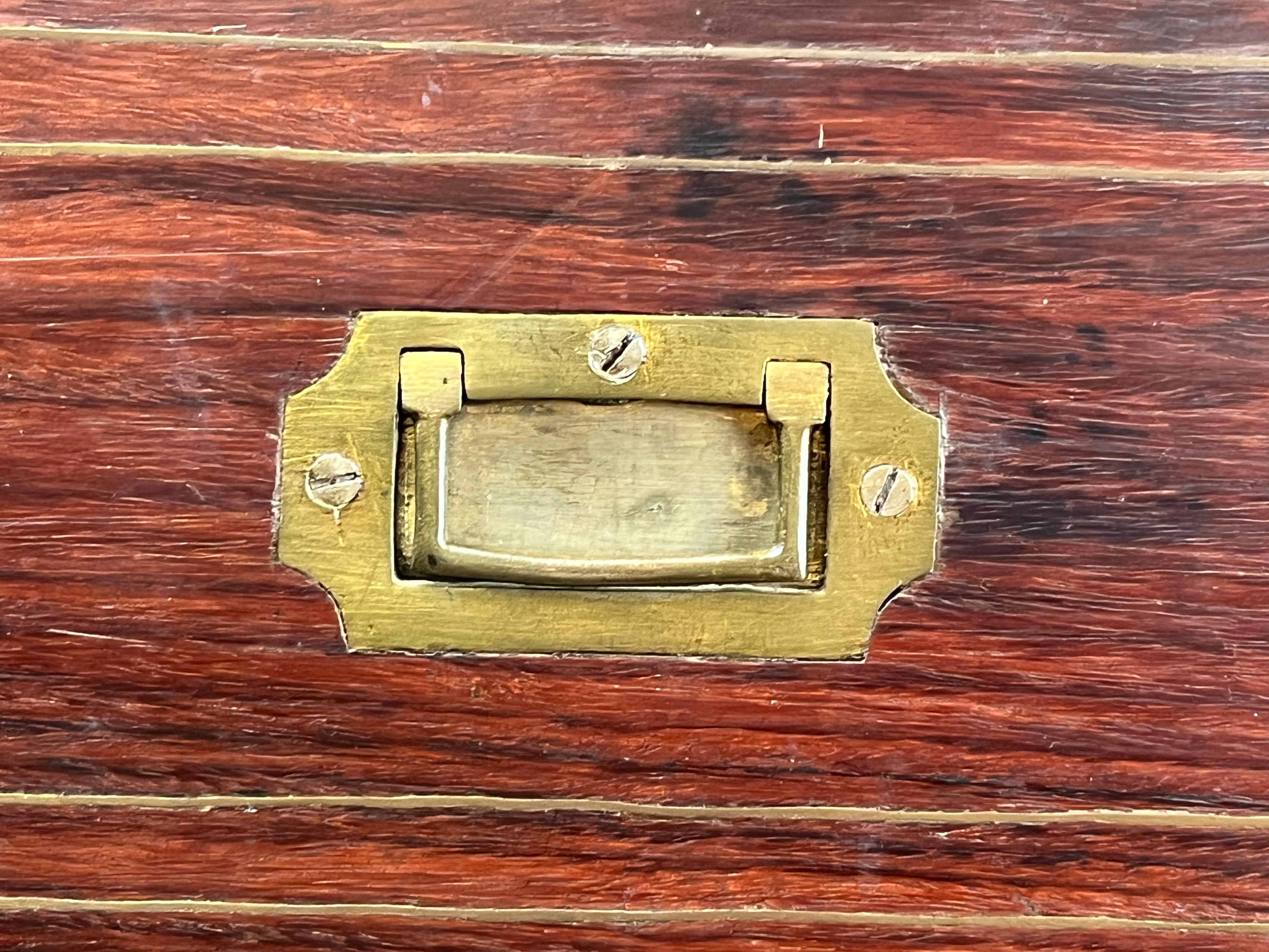 Antico segretario di Campaigner inglese in teak con intarsi in ottone  c. Metà del XIX secolo in vendita 8
