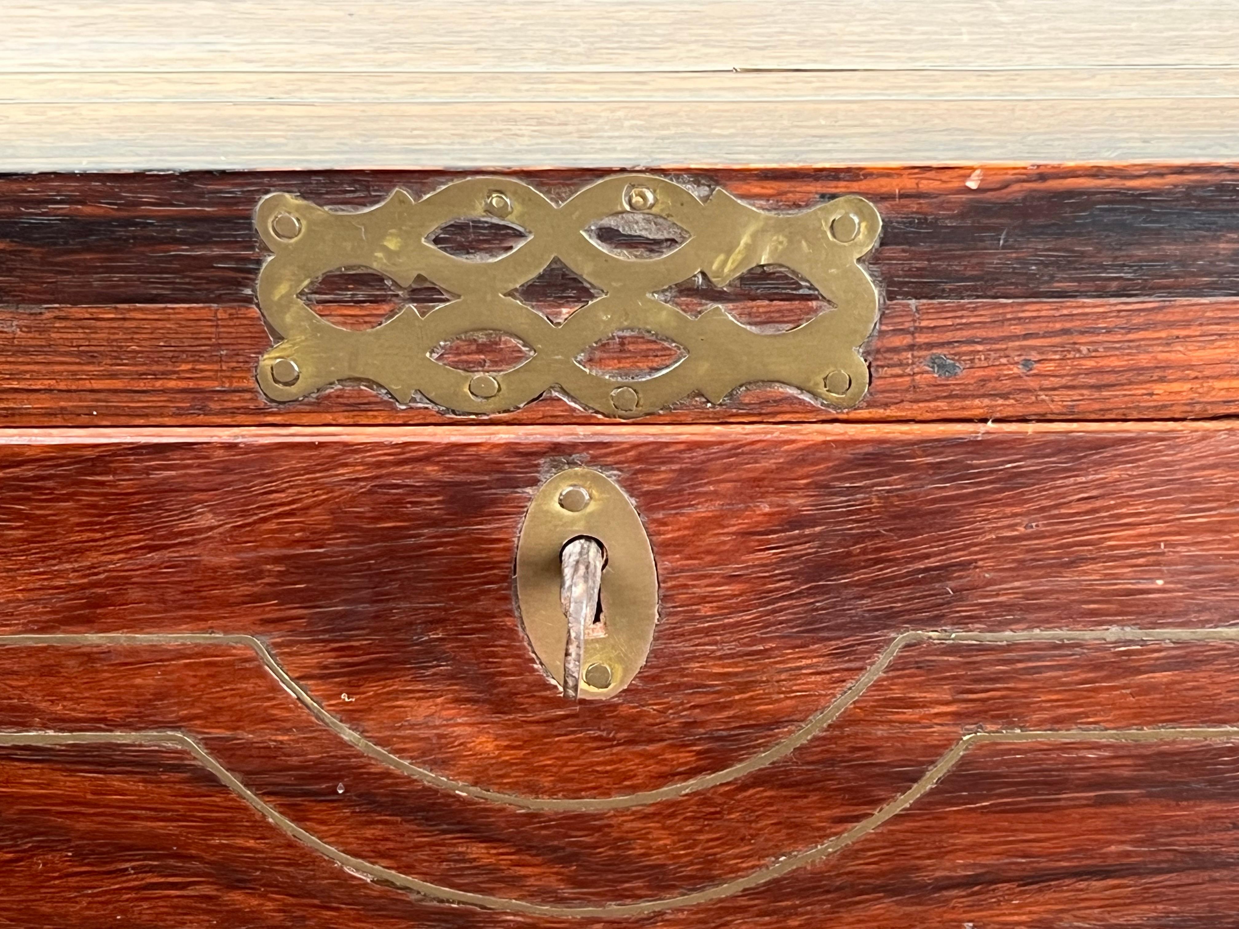 Antico segretario di Campaigner inglese in teak con intarsi in ottone  c. Metà del XIX secolo in vendita 9