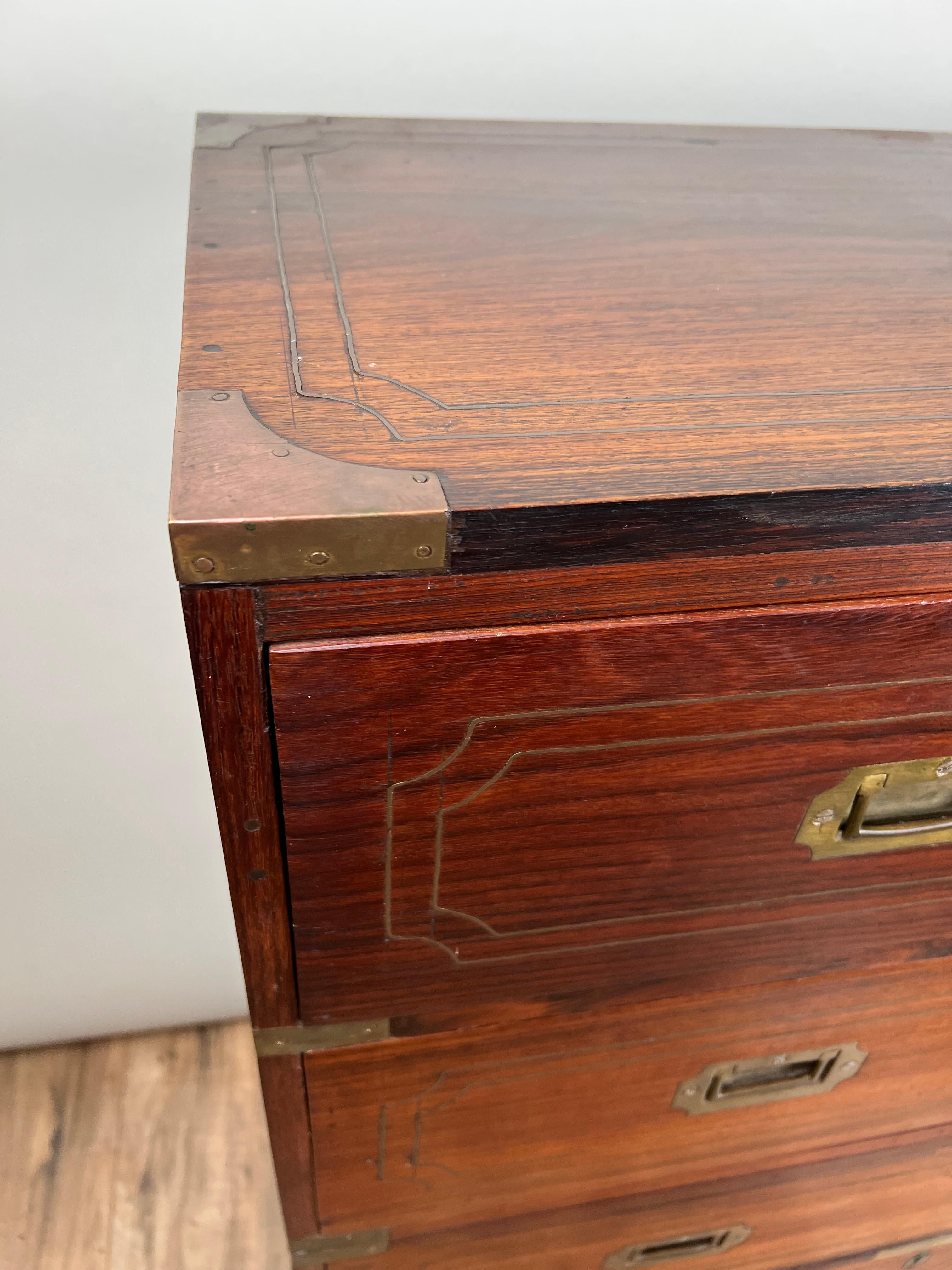 Antico segretario di Campaigner inglese in teak con intarsi in ottone  c. Metà del XIX secolo in vendita 10