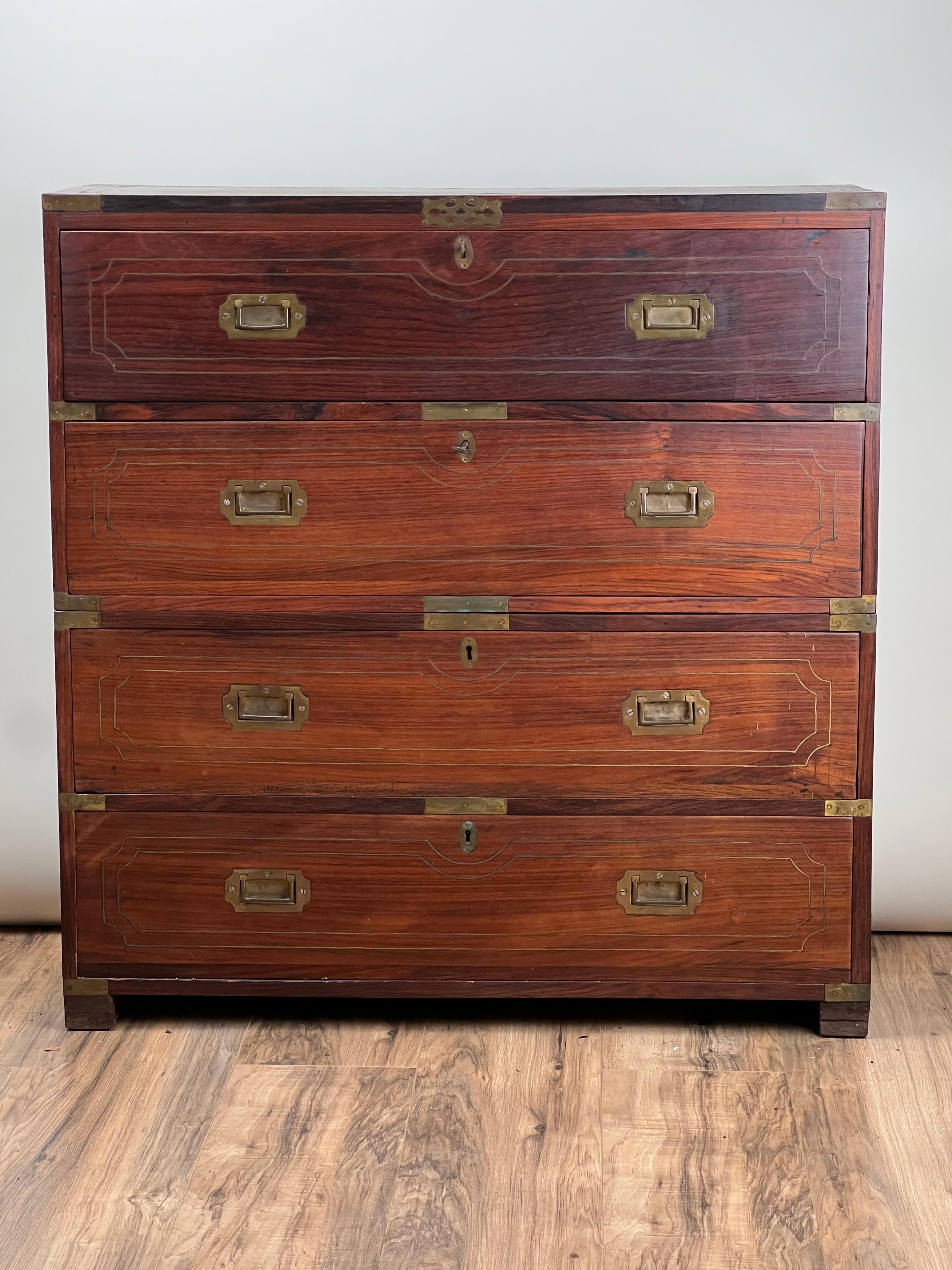 Questa eccezionale segretaria da campagna in teak inglese, risalente alla metà del XIX secolo, mette in mostra la raffinata eleganza e l'ingegnosità dei mobili realizzati per i viaggi durante il periodo coloniale britannico. Realizzato in teak