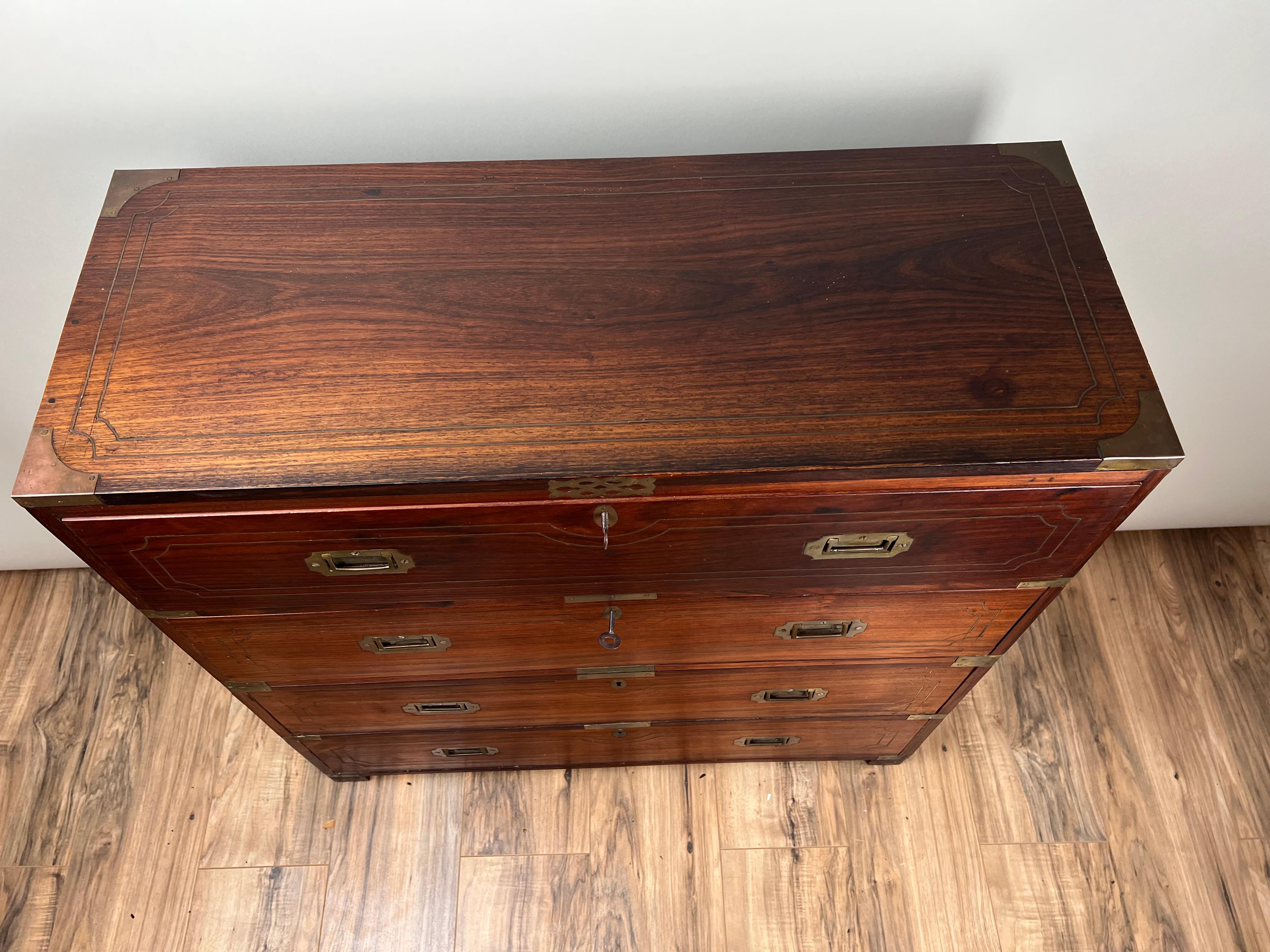 Intarsio Antico segretario di Campaigner inglese in teak con intarsi in ottone  c. Metà del XIX secolo in vendita