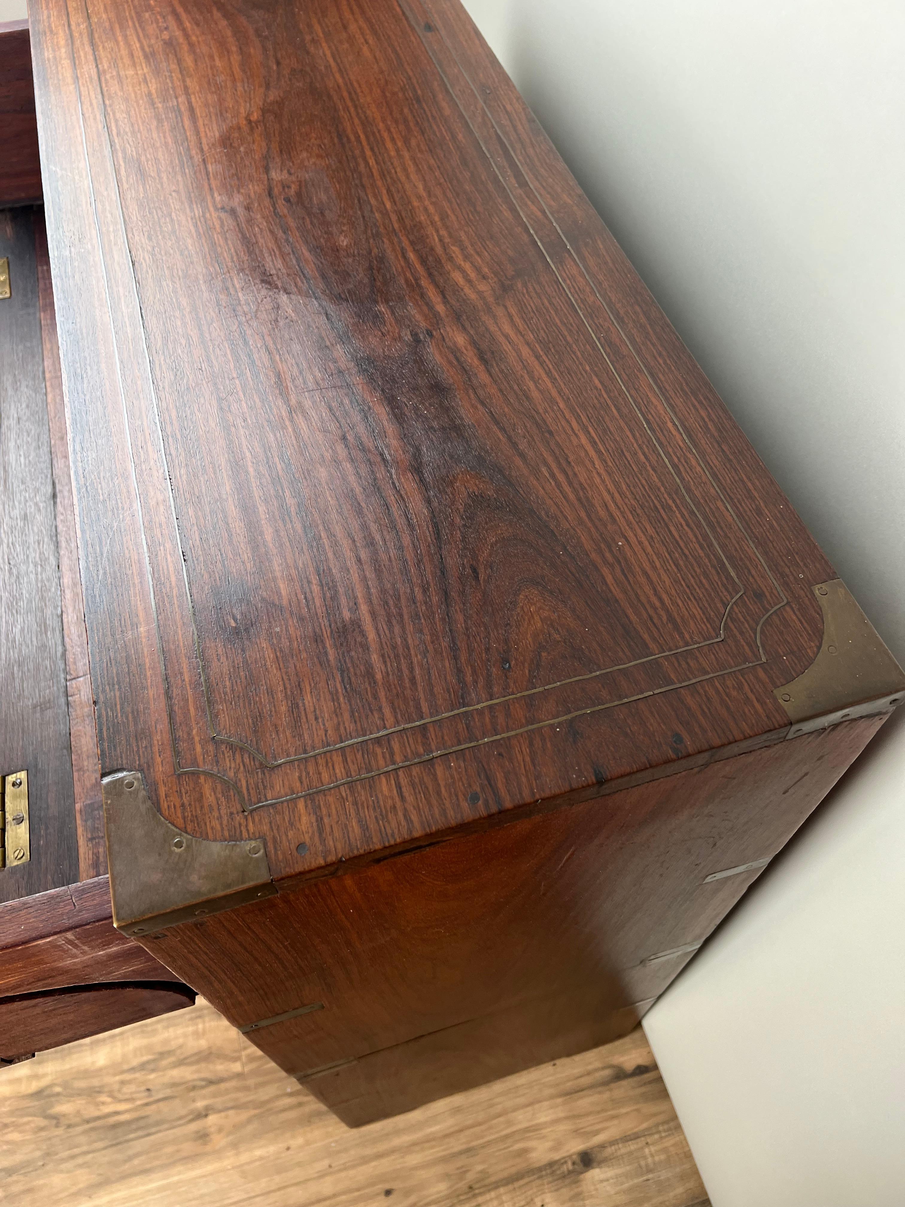 Antico segretario di Campaigner inglese in teak con intarsi in ottone  c. Metà del XIX secolo in vendita 1