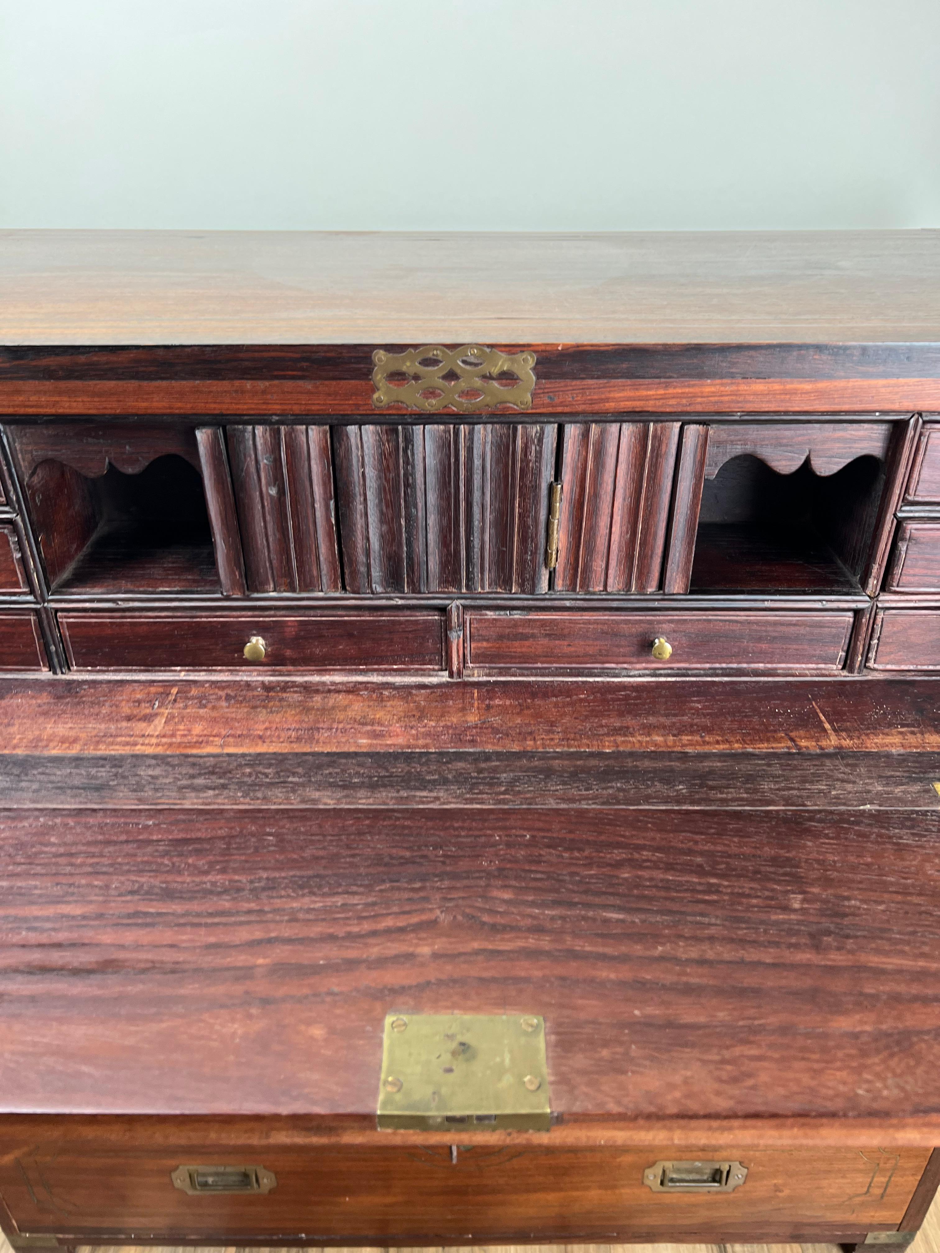 Antico segretario di Campaigner inglese in teak con intarsi in ottone  c. Metà del XIX secolo in vendita 2