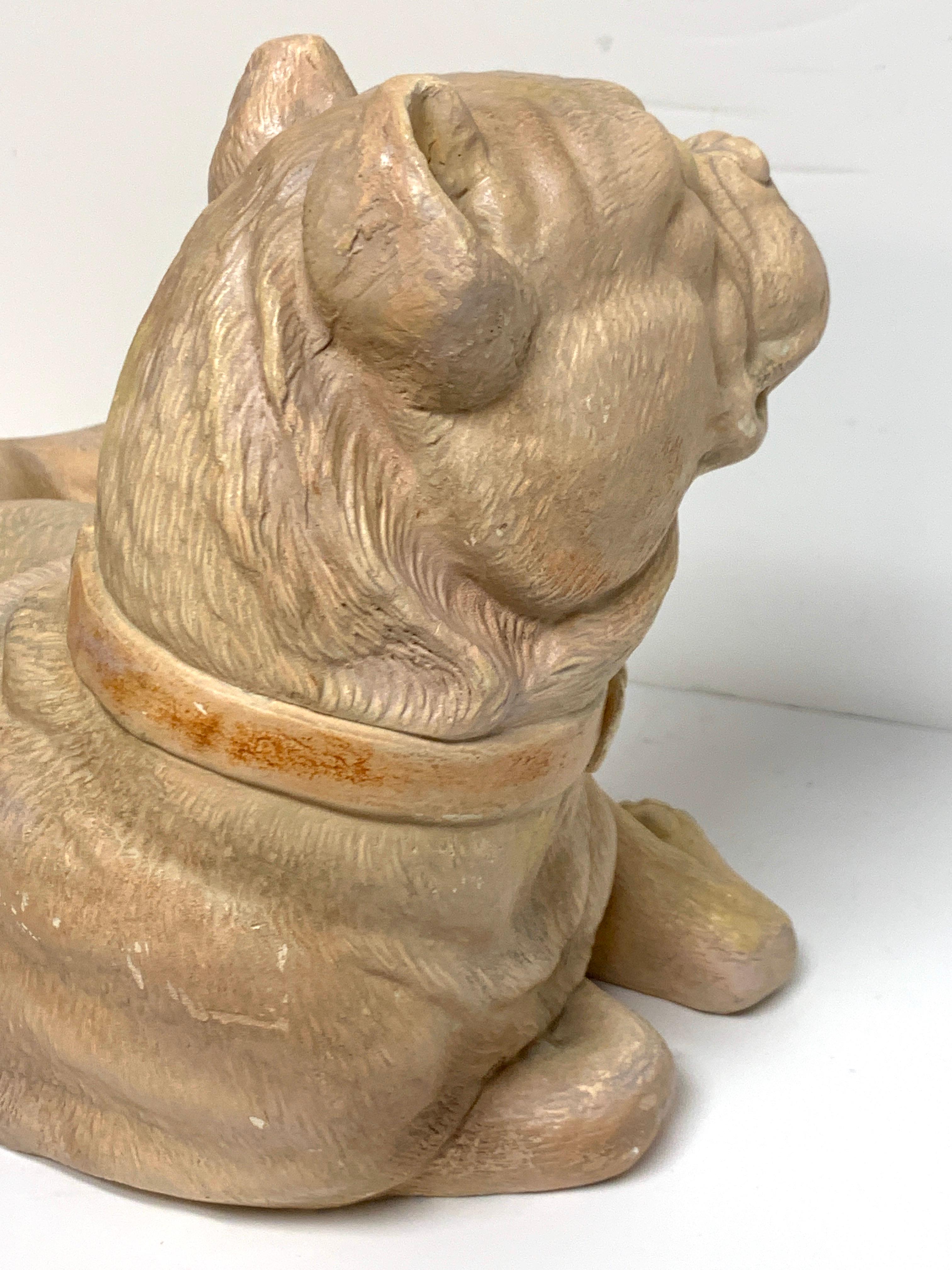 Pieno vittoriano Antico cane carlino inglese reclinato in terracotta in vendita