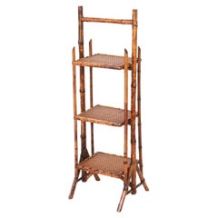 Antiguo soporte inglés de tres niveles de bambú quemado