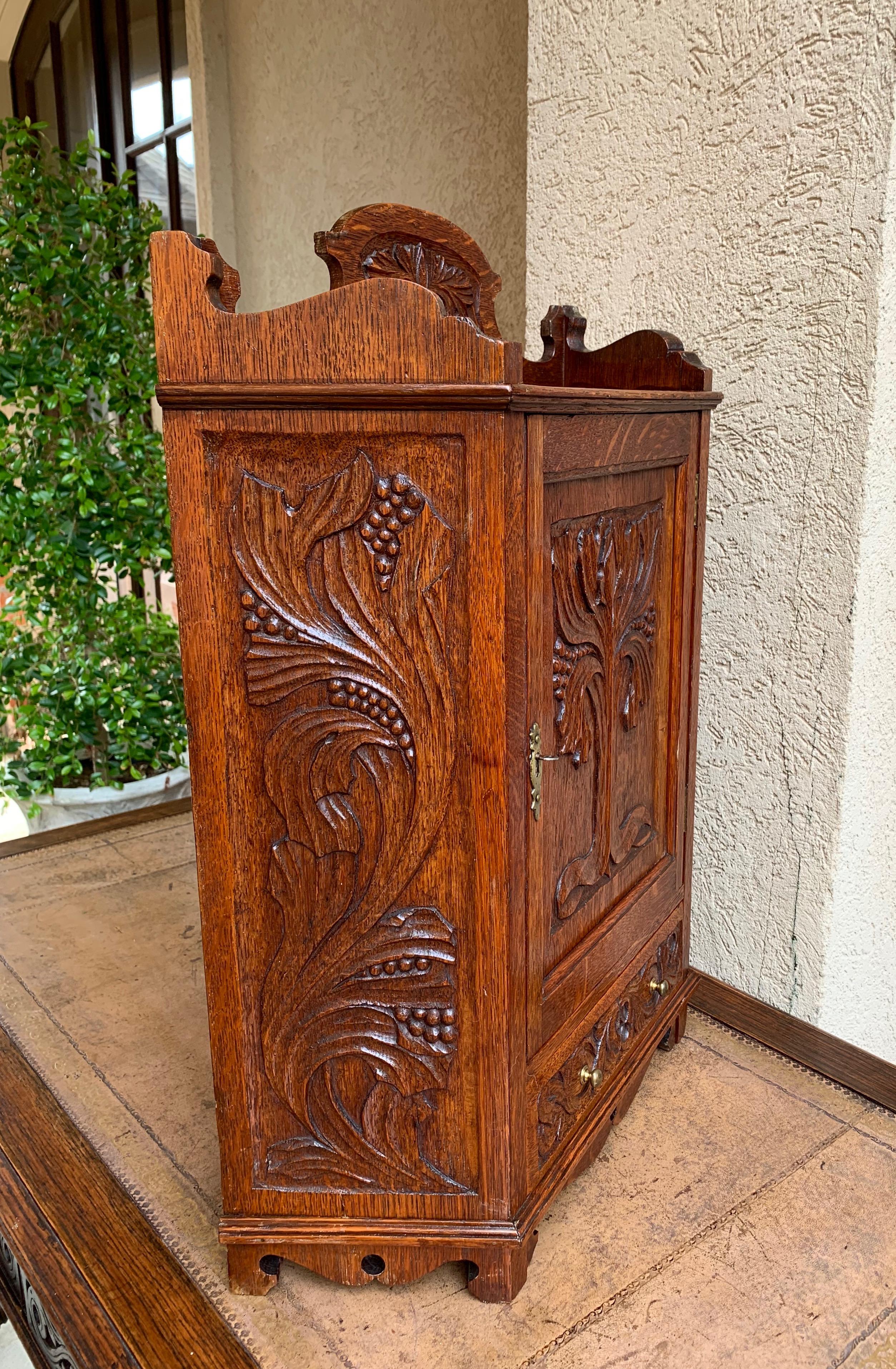 Antique English Tiger Oak Carved Cabinet Counter Wall Card Jewelry, circa 1900 In Good Condition In Shreveport, LA