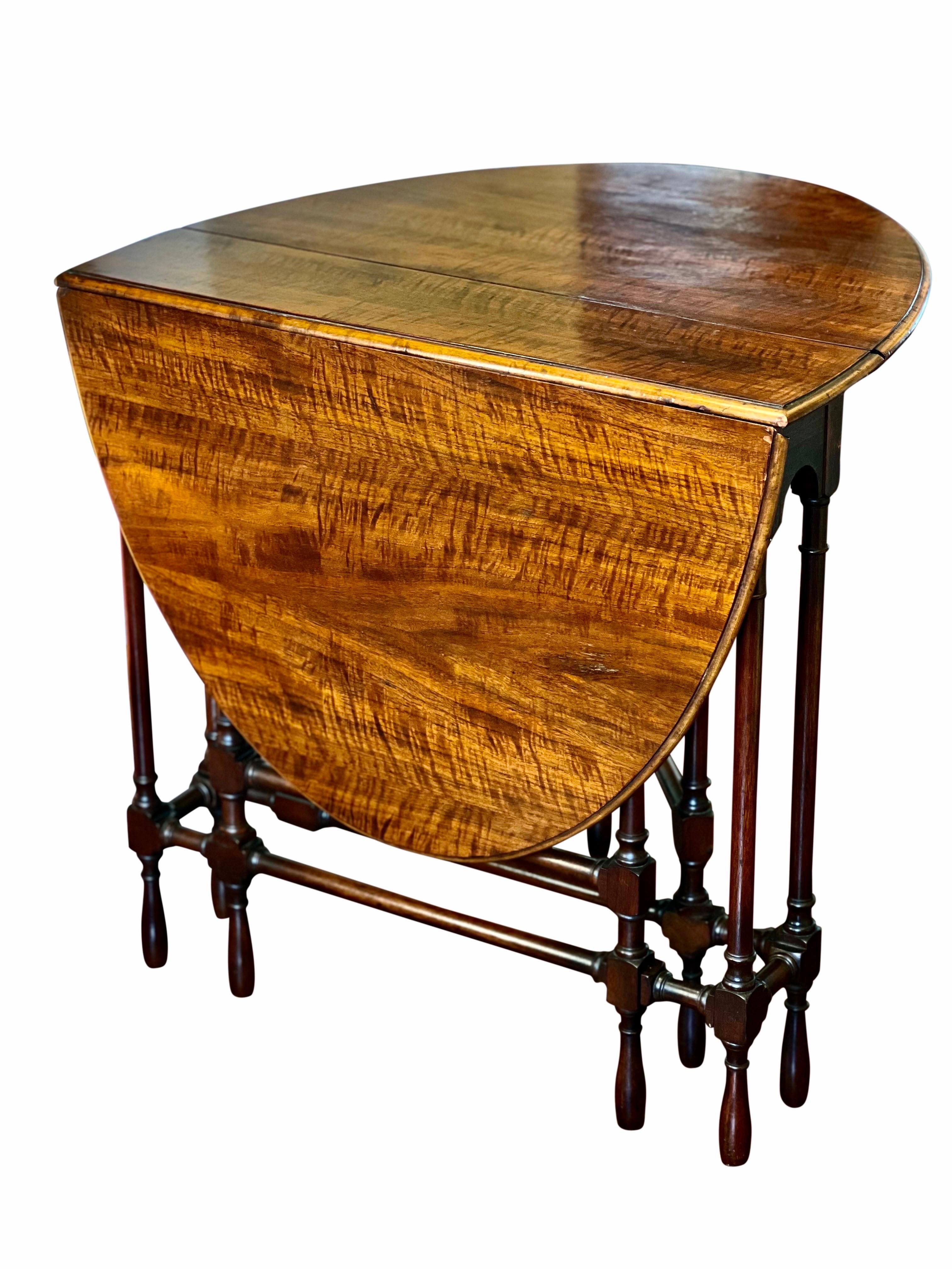 Antique English Petite Tiger Oak Gate Leg Table In Good Condition For Sale In Doylestown, PA