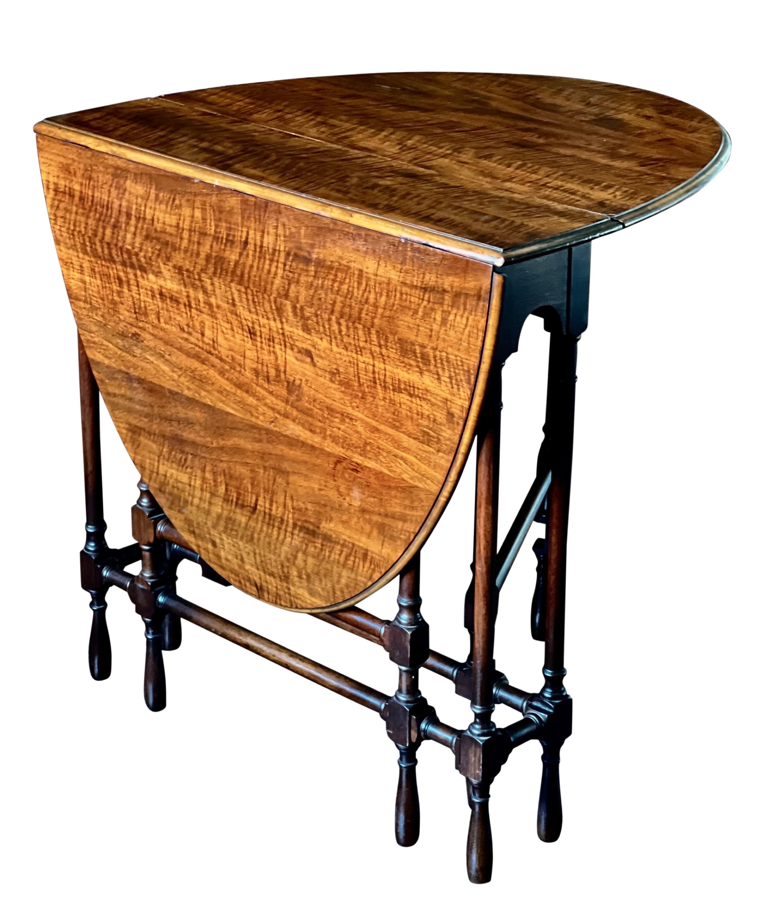 Antiker englischer kleiner Tiger-Eiche-Torbein-Tisch mit Torbeinen im Zustand „Gut“ im Angebot in Doylestown, PA