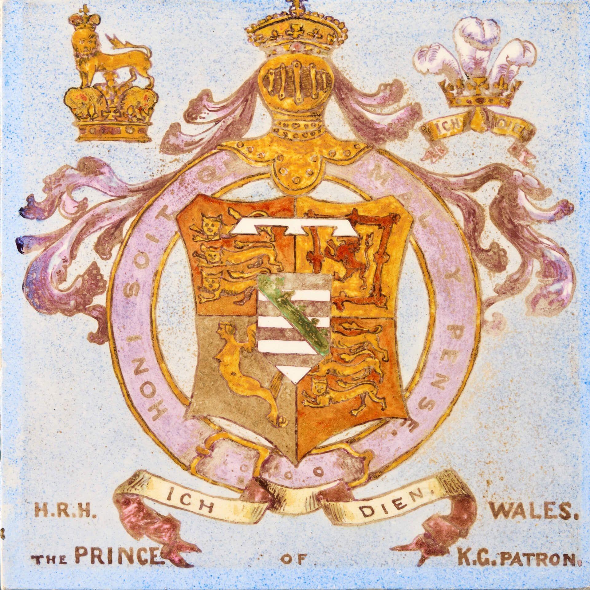 Eine handdekorierte antike englische heraldische Fliese, die das Wappen von Albert Edward, Prinz von Wales (später Edward VII.), aus dem Jahr 1881 darstellt. Diese Porzellanfliese ist eine von 14 ähnlichen, die wir verkaufen. Sie stammt aus der