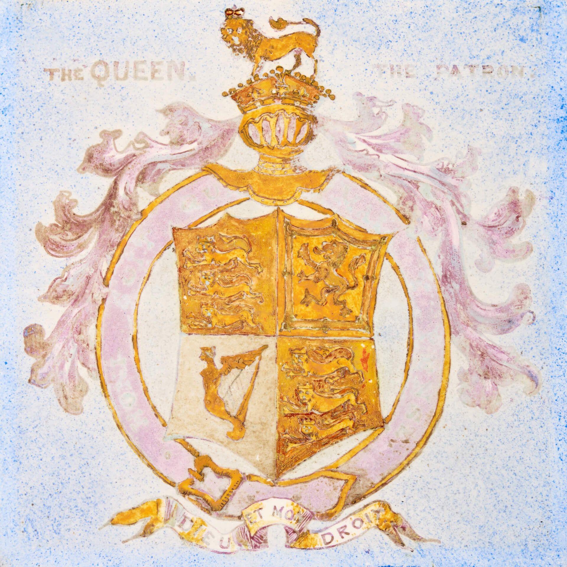 Eine handdekorierte antike englische heraldische Fliese mit dem Wappen von Königin Victoria aus dem Jahr 1881. Diese Porzellanfliese ist eine von 14 ähnlichen, die wir aus der inzwischen abgerissenen viktorianischen Bibliothek des Brompton Military