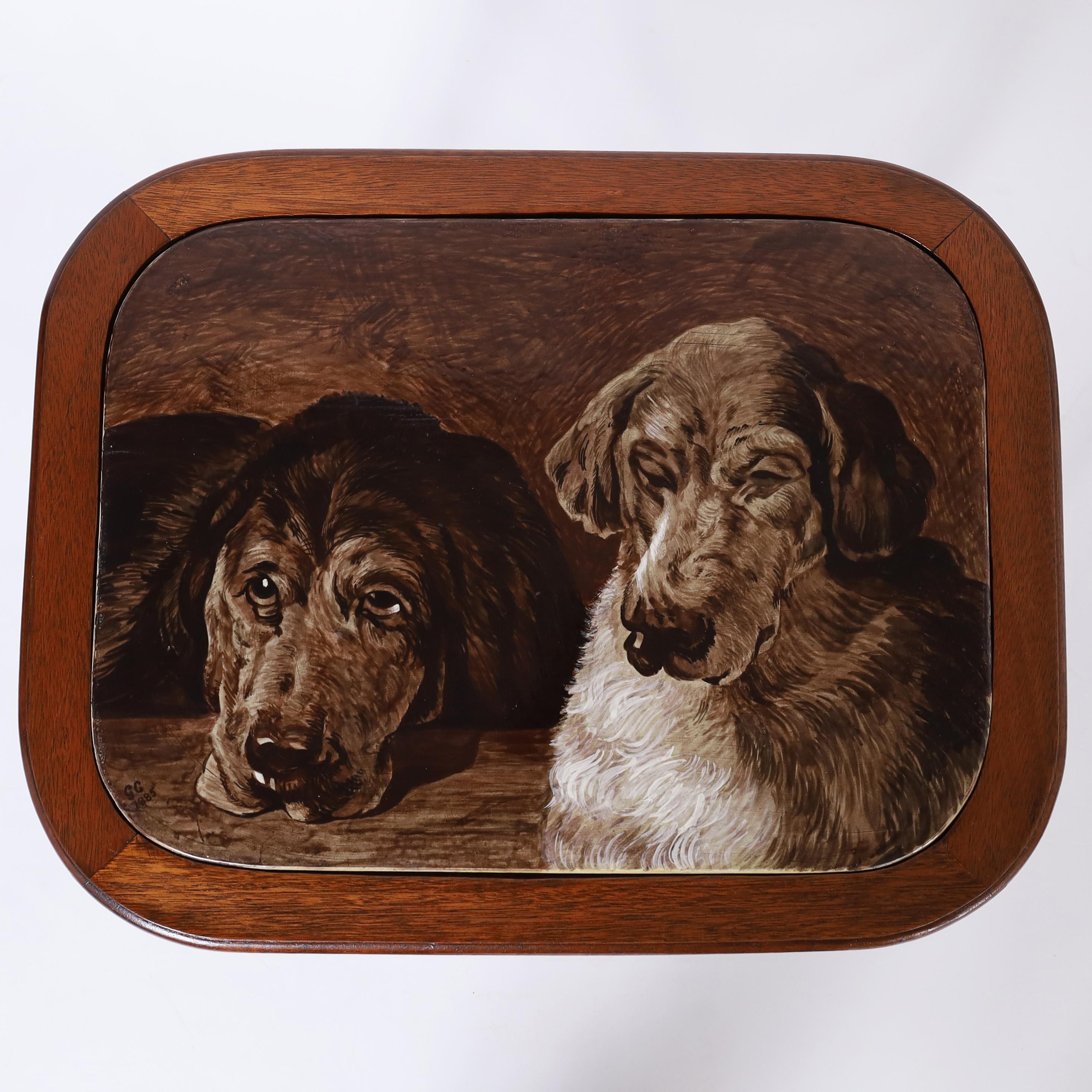 Antiker englischer Kacheltisch mit Hunden auf einem Sockel aus Kunstbambus (Glasiert) im Angebot
