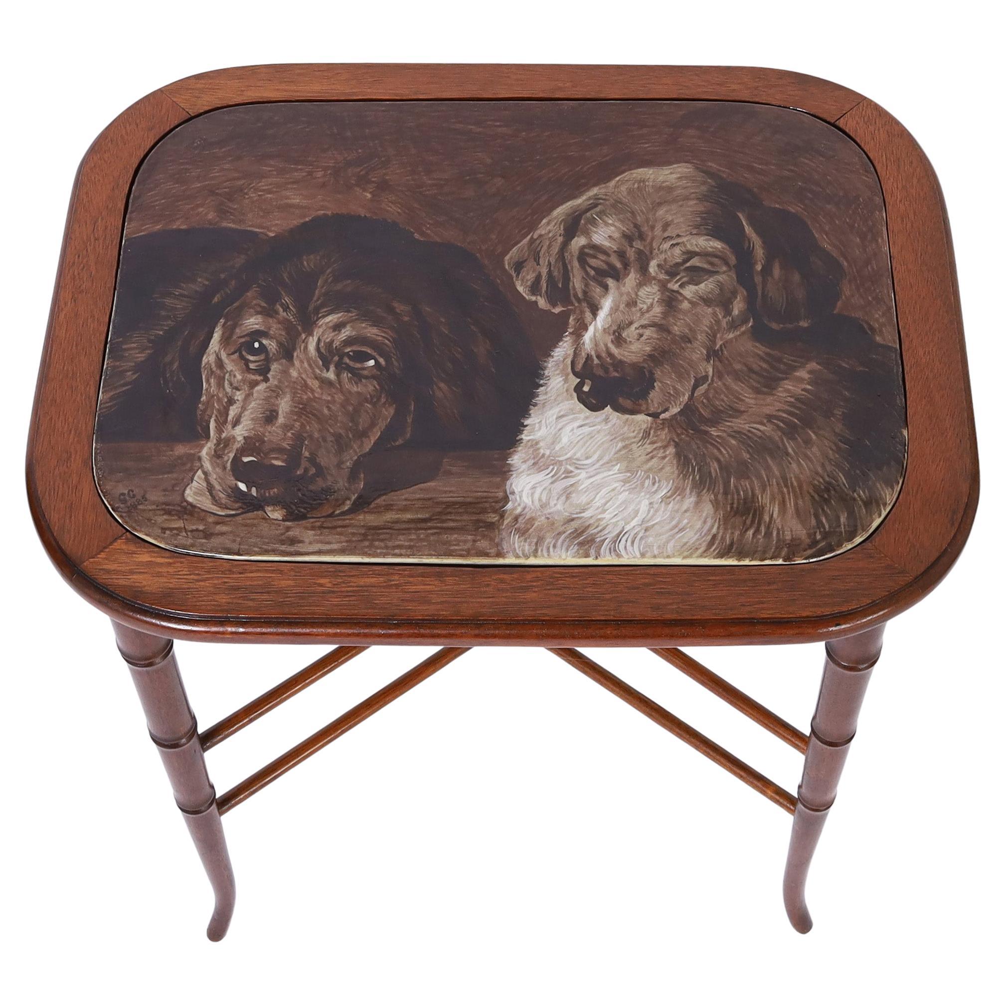 Antiker englischer Kacheltisch mit Hunden auf einem Sockel aus Kunstbambus im Angebot