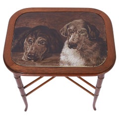 Antiker englischer Kacheltisch mit Hunden auf einem Sockel aus Kunstbambus