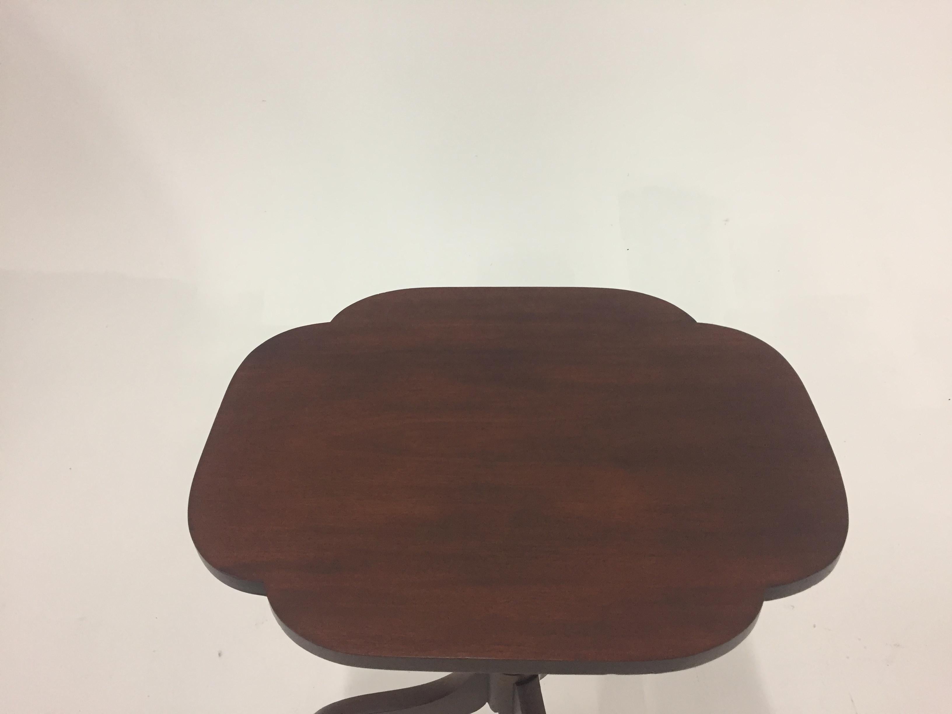 Antique English Tilt Top Mahogany Side Table In Excellent Condition For Sale In Hopewell, NJ