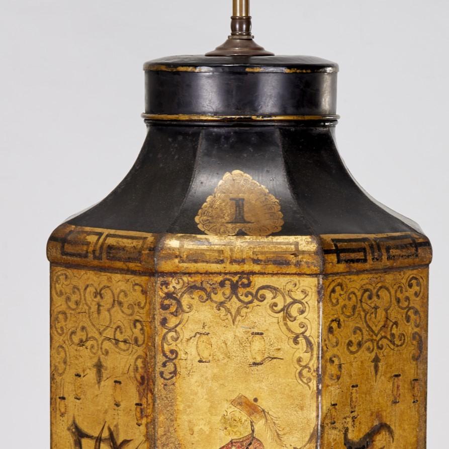 Chinoiseries Ancienne boîte à thé anglaise en tôle avec décoration de chinoiserie noire et or en vente